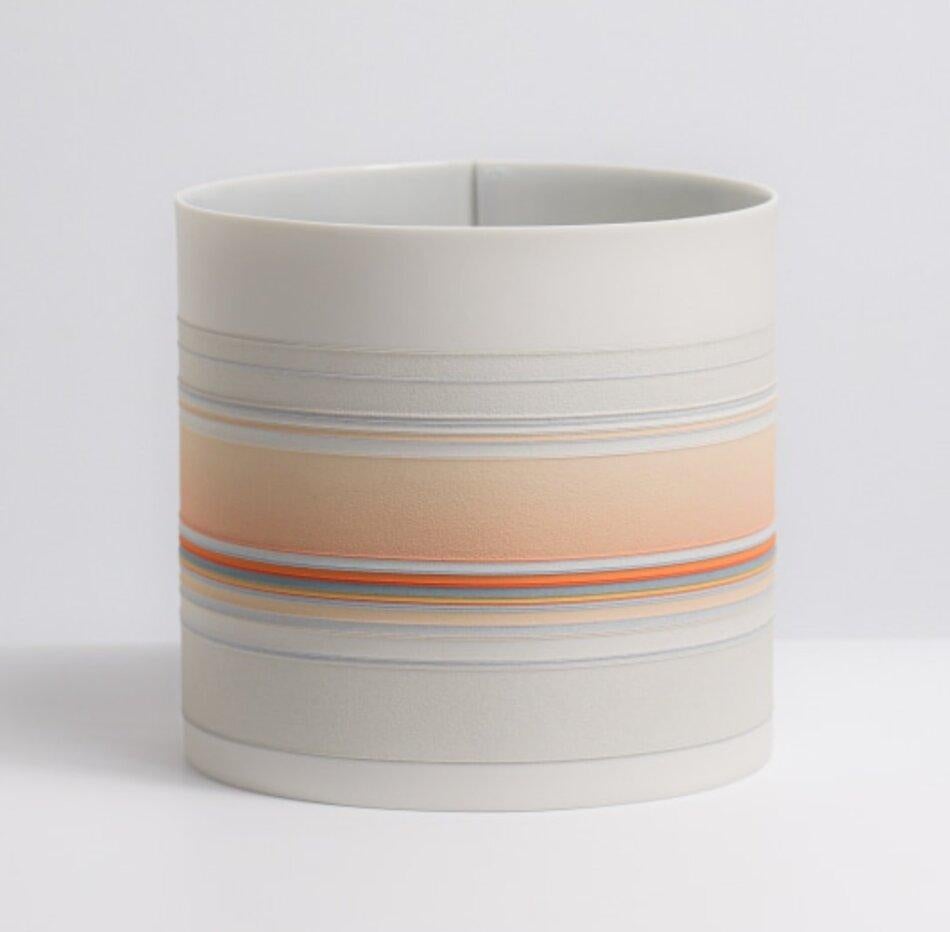 Smaltato Vaso medio in porcellana arancione di Rachel Foxwell in vendita