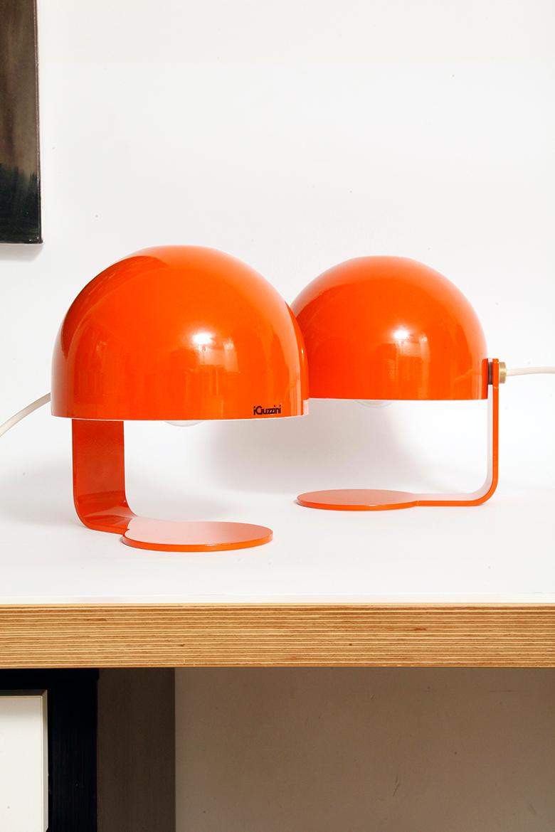 Lampe jamais utilisée des années 70 de la célèbre société italienne iGuzzini. Les différentes possibilités de réglage du chapeau permettent d'occulter ou de diriger la lumière dans une direction spécifique.

Un beau classique du design italien,