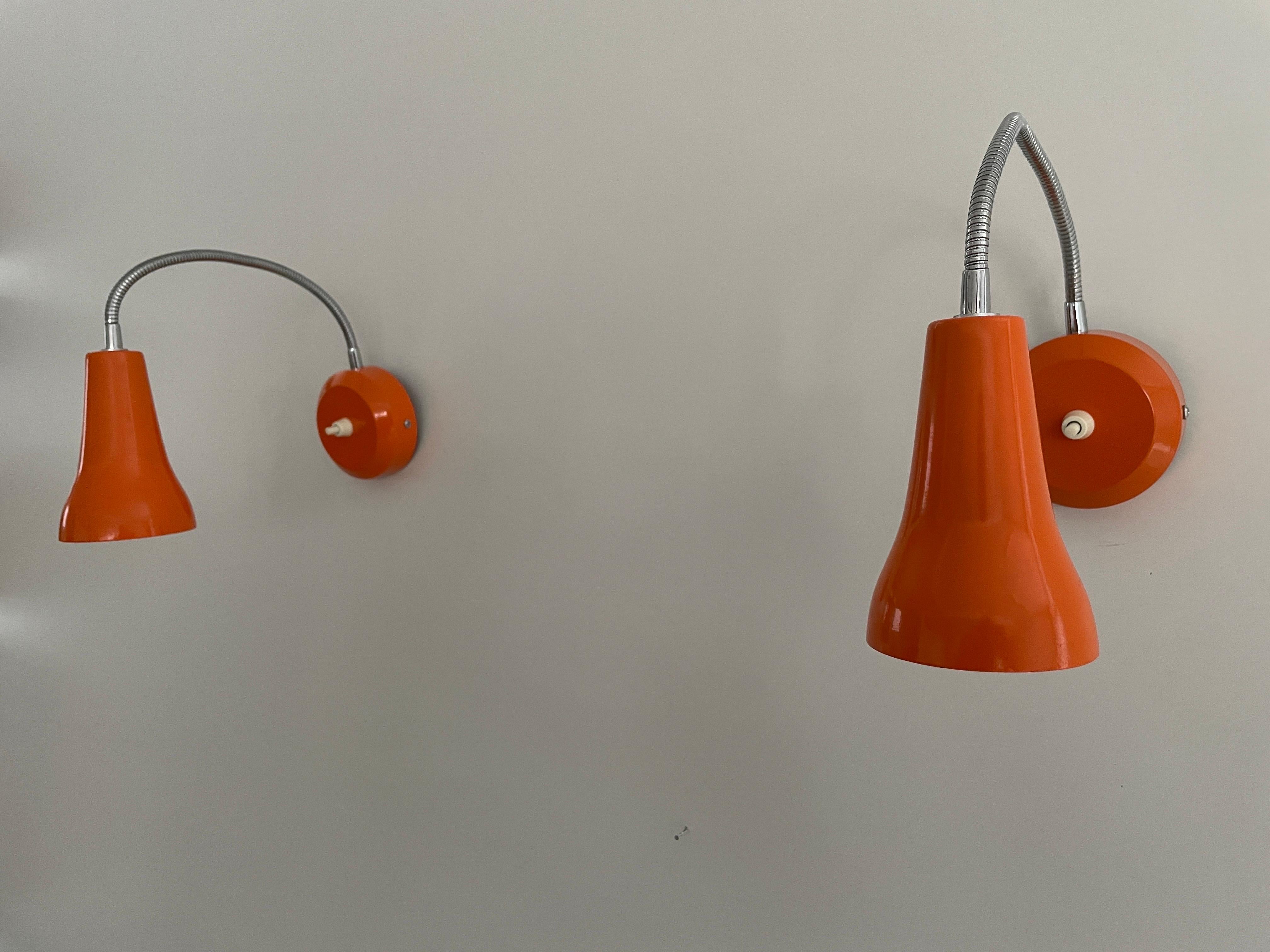 Paar Gooseneck-Wandleuchter aus orangefarbenem Metall, 1970er Jahre, Deutschland im Zustand „Hervorragend“ im Angebot in Hagenbach, DE