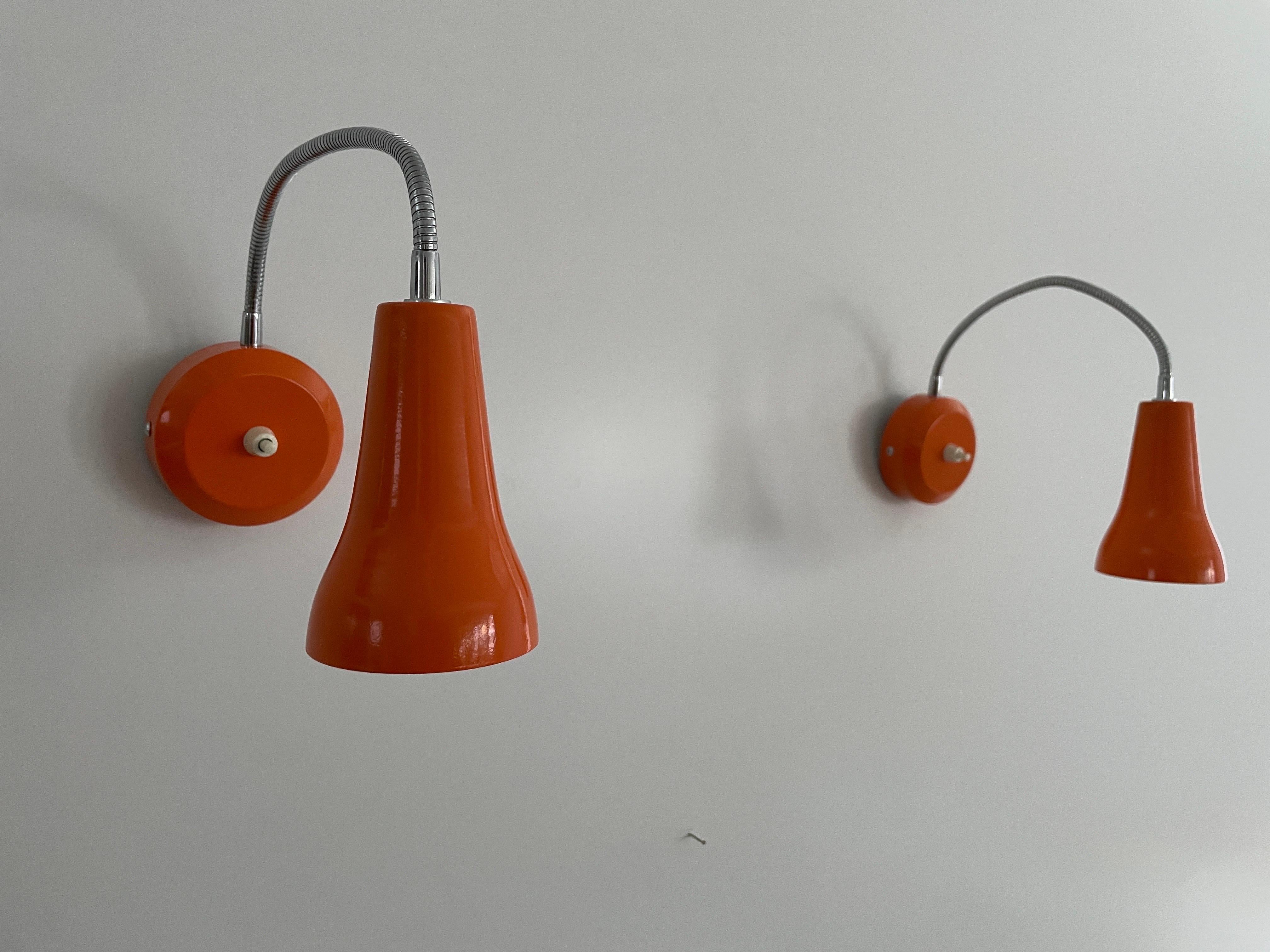Paar Gooseneck-Wandleuchter aus orangefarbenem Metall, 1970er Jahre, Deutschland (Ende des 20. Jahrhunderts) im Angebot