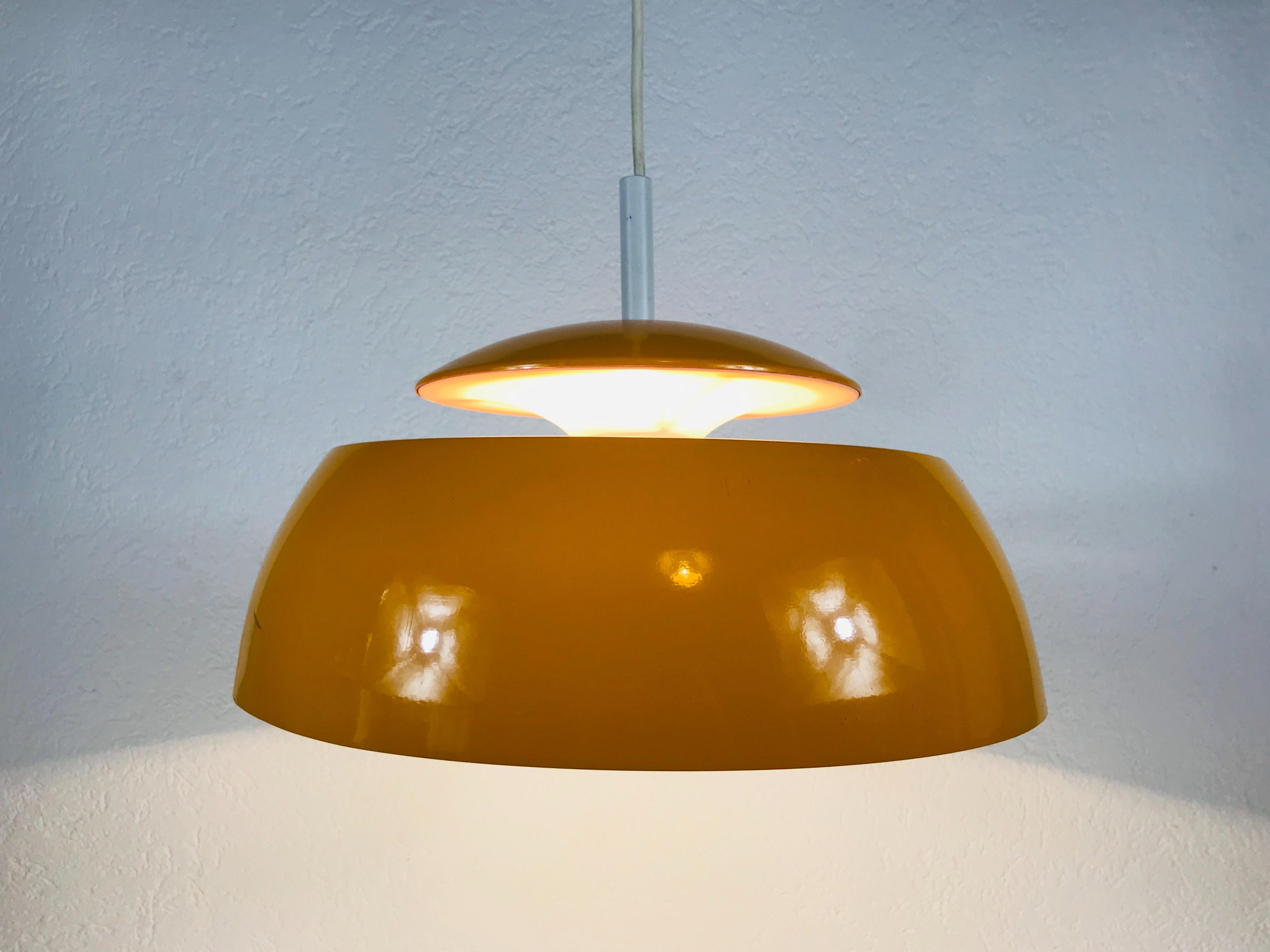 Orange pendant lamp by Temde in the 1970s. It is made from thin aluminium.

Height: 40-100 cm

The light requires one E27 light bulb.
  