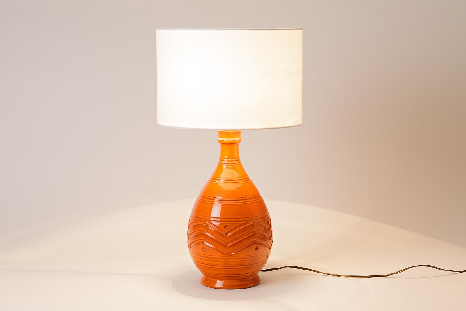 Midcentury table lamp

Shinny orange ceramic table lamp, circa 1960.

Perfect conditions.

Dimensions without lampshade : 33x17x17
with lampshade : 52x30

Sold without lampshade.