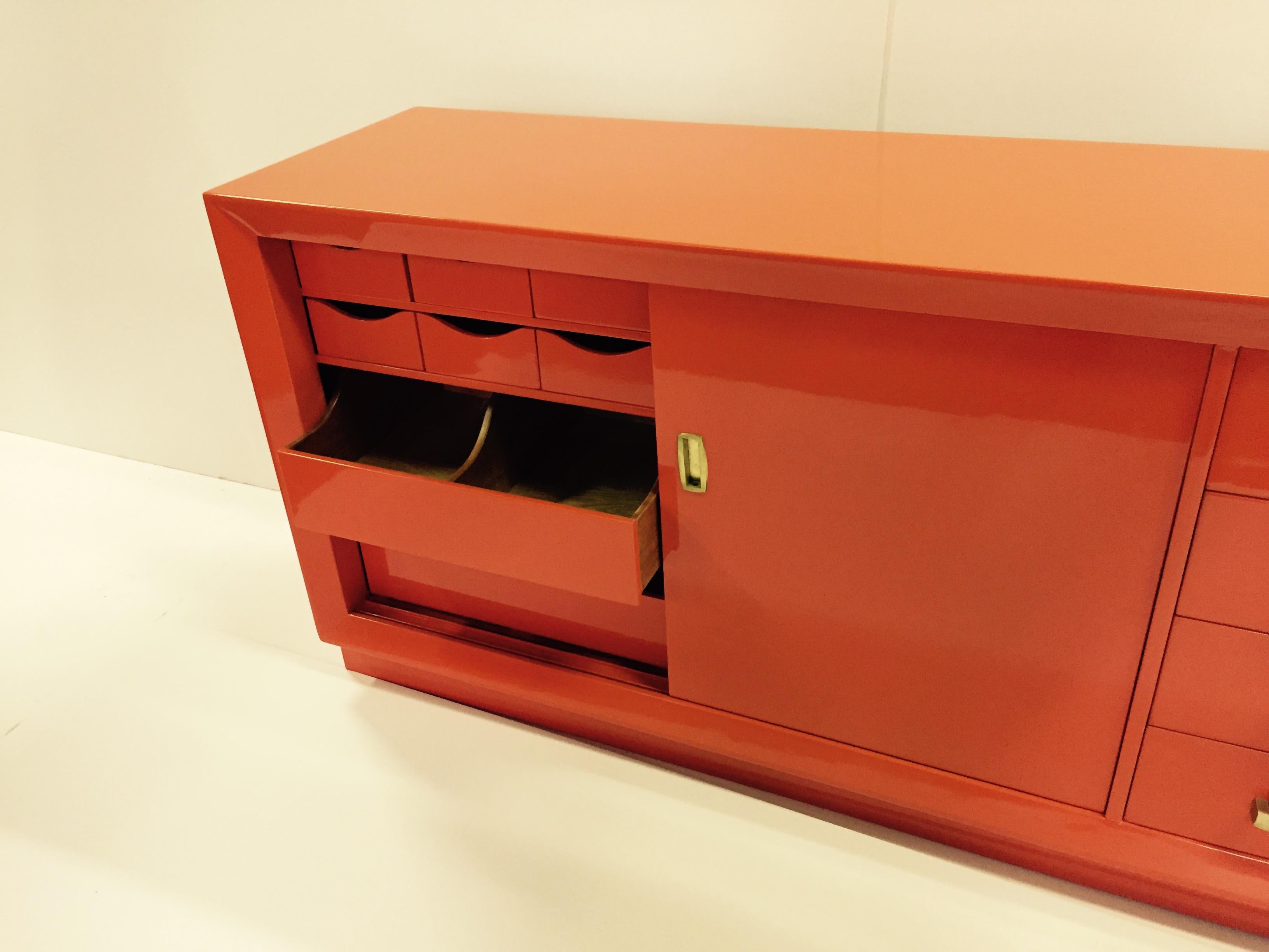 Orange Mid-Century Modern Dressers Attributed to John Widdicomb for John Stuart (amerikanisch) im Angebot