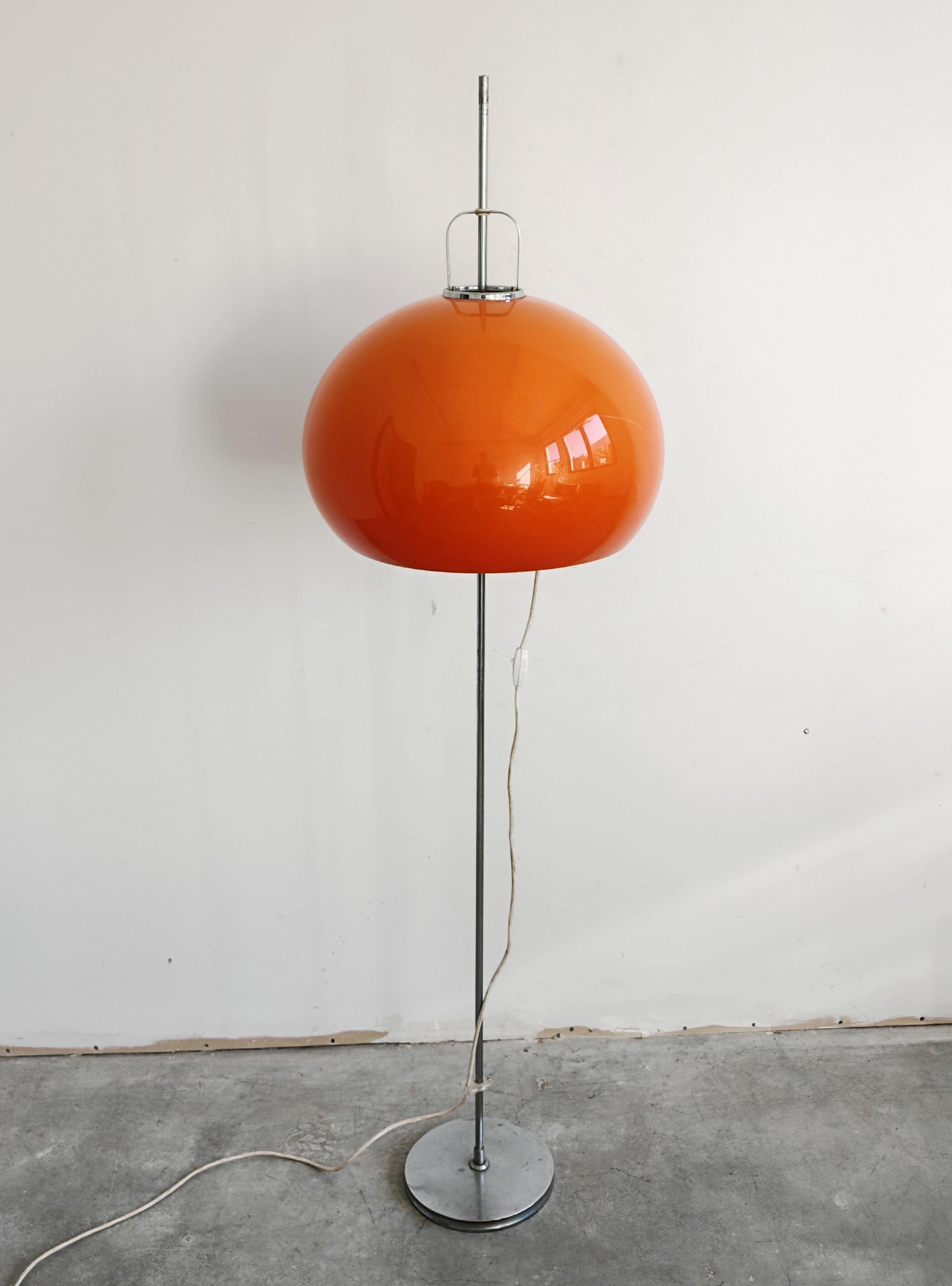 In questo annuncio troverai un'elegante lampada da terra del Mid Century Modern modello 