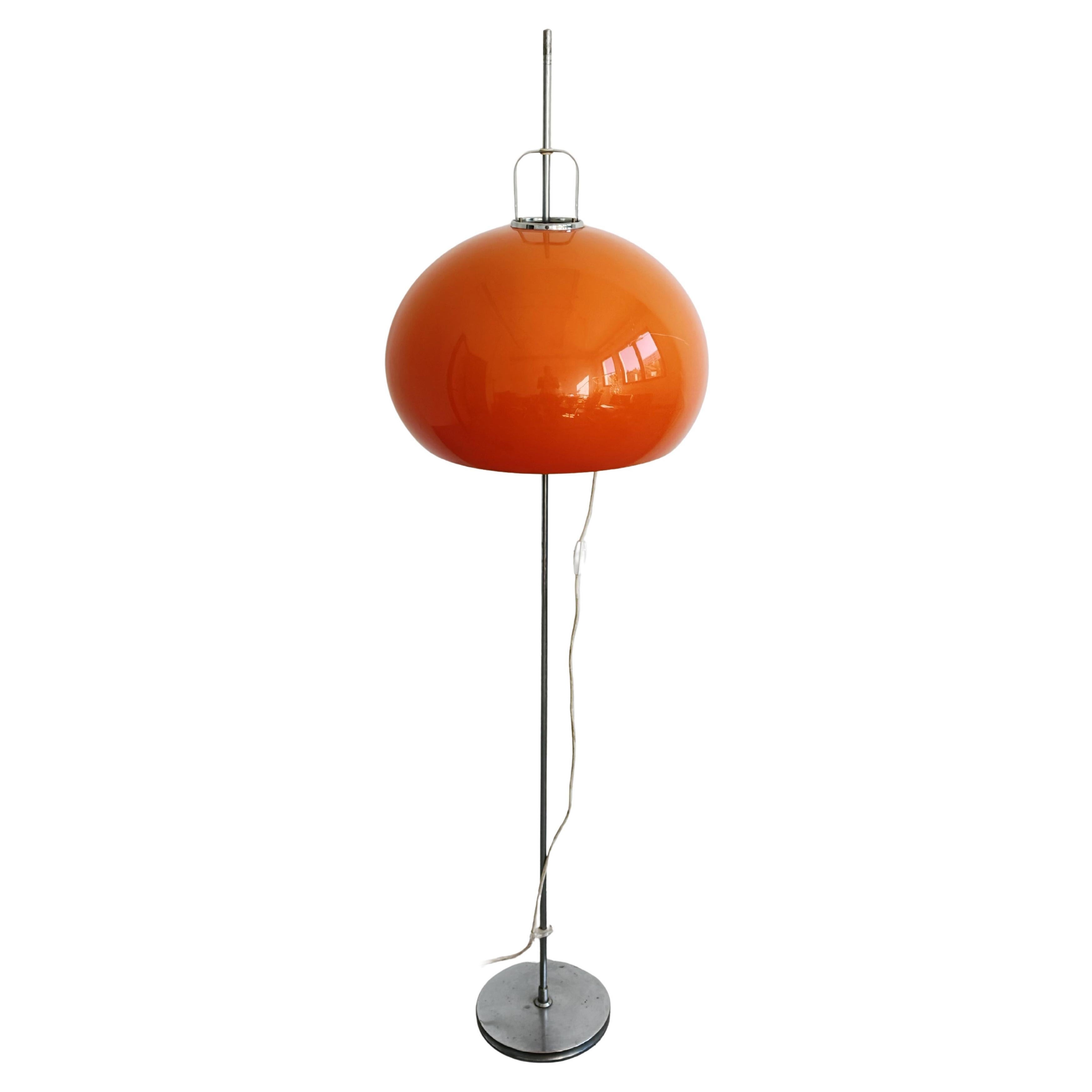 Orangefarbene Mid Century Modern Stehleuchte "Lucerna" entworfen von Harvey Guzzini, 1970er Jahre