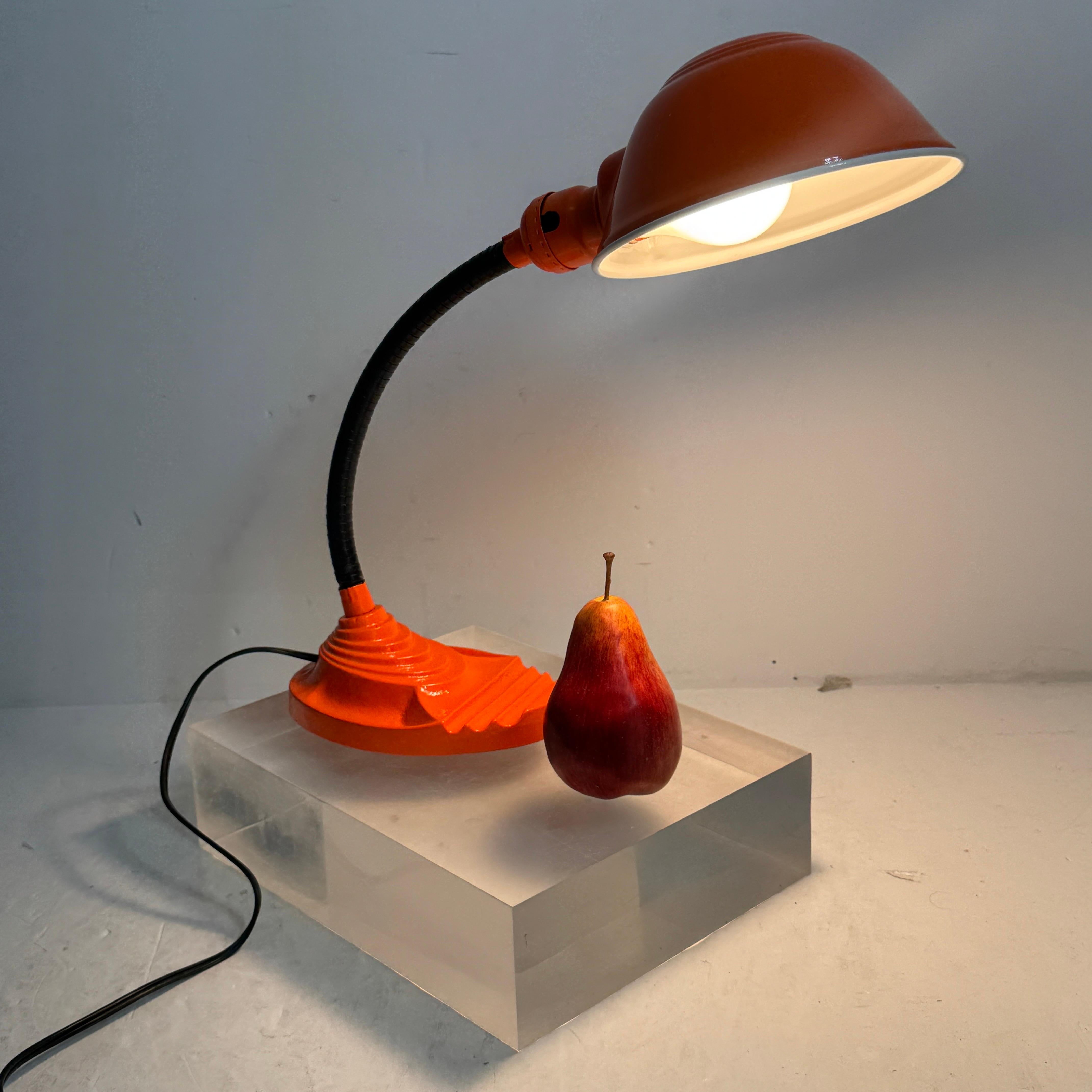 Lámpara de Sobremesa Cuello de Cisne de Metal Naranja Moderna de Mitad de Siglo en venta 3