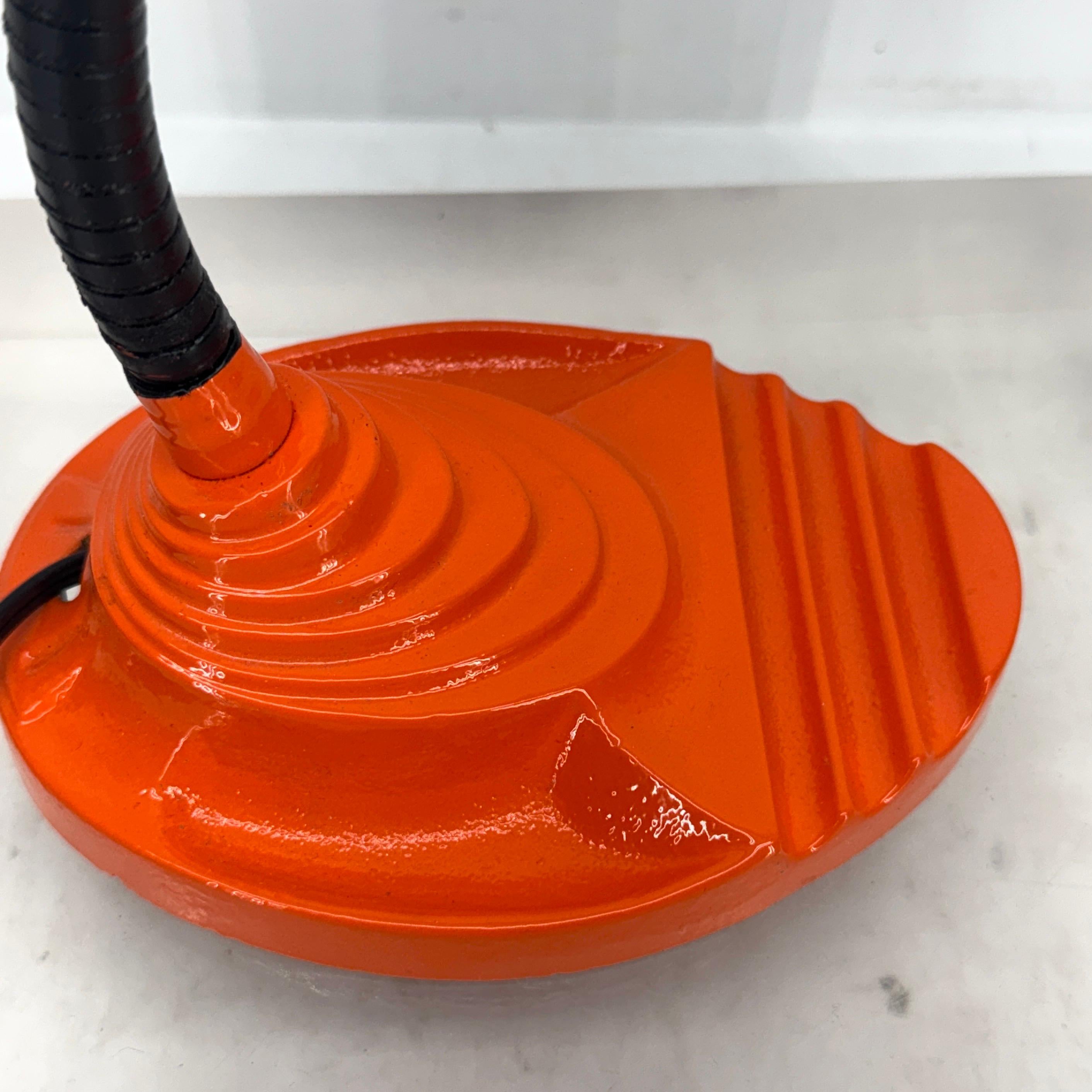 Lámpara de Sobremesa Cuello de Cisne de Metal Naranja Moderna de Mitad de Siglo en venta 4