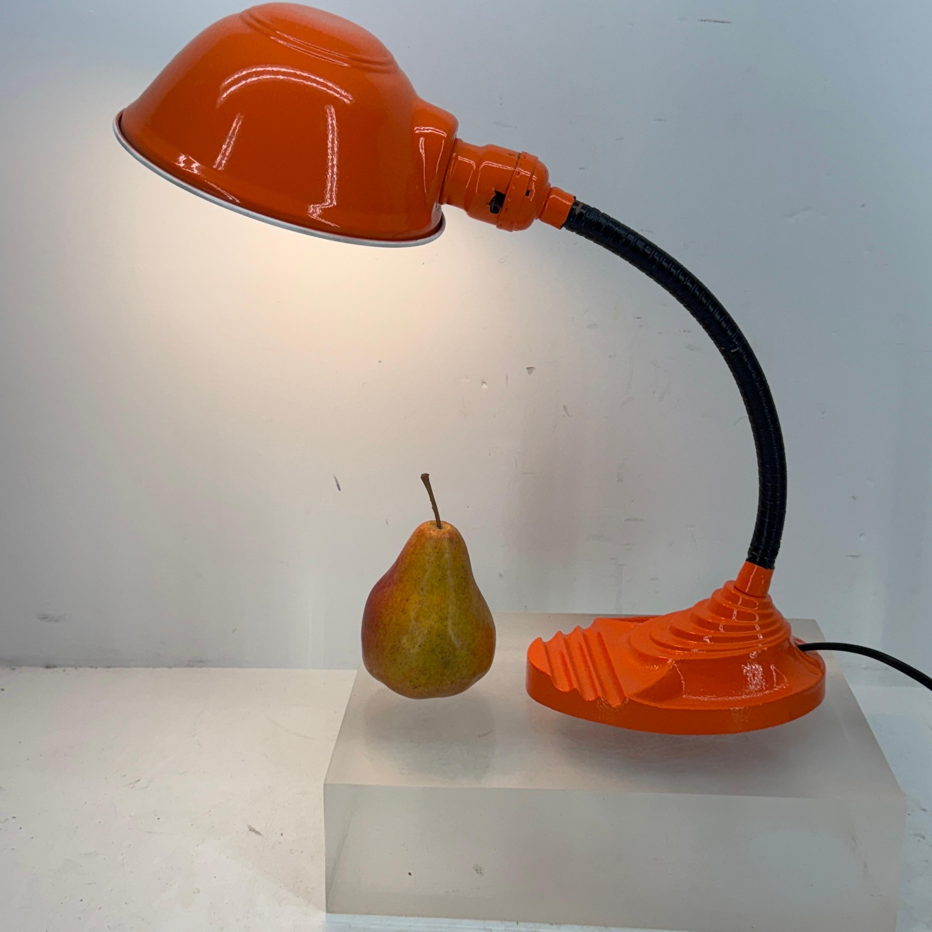 Lámpara de Sobremesa Cuello de Cisne de Metal Naranja Moderna de Mitad de Siglo en venta 7