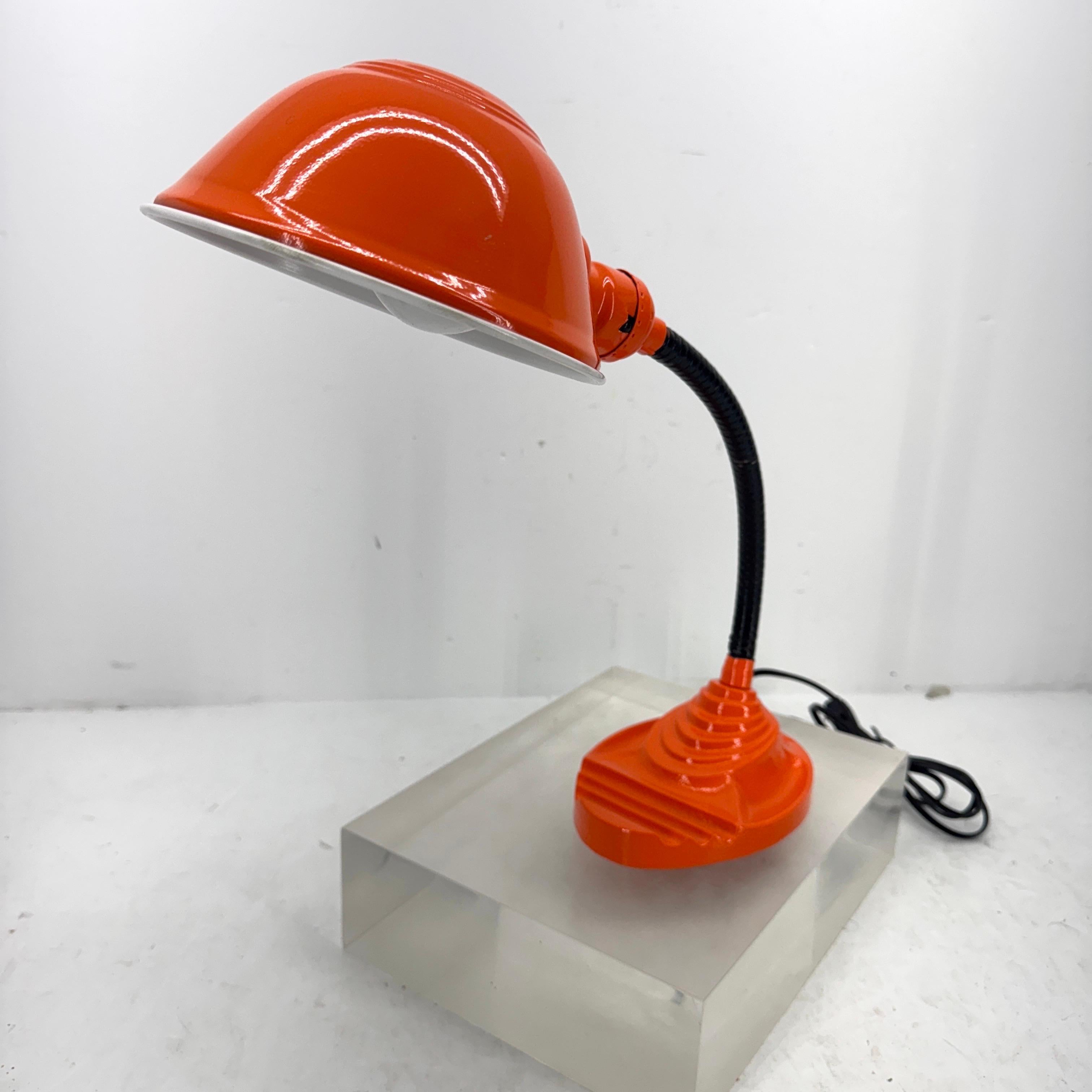 Lámpara de Sobremesa Cuello de Cisne de Metal Naranja Moderna de Mitad de Siglo Moderno de mediados de siglo en venta