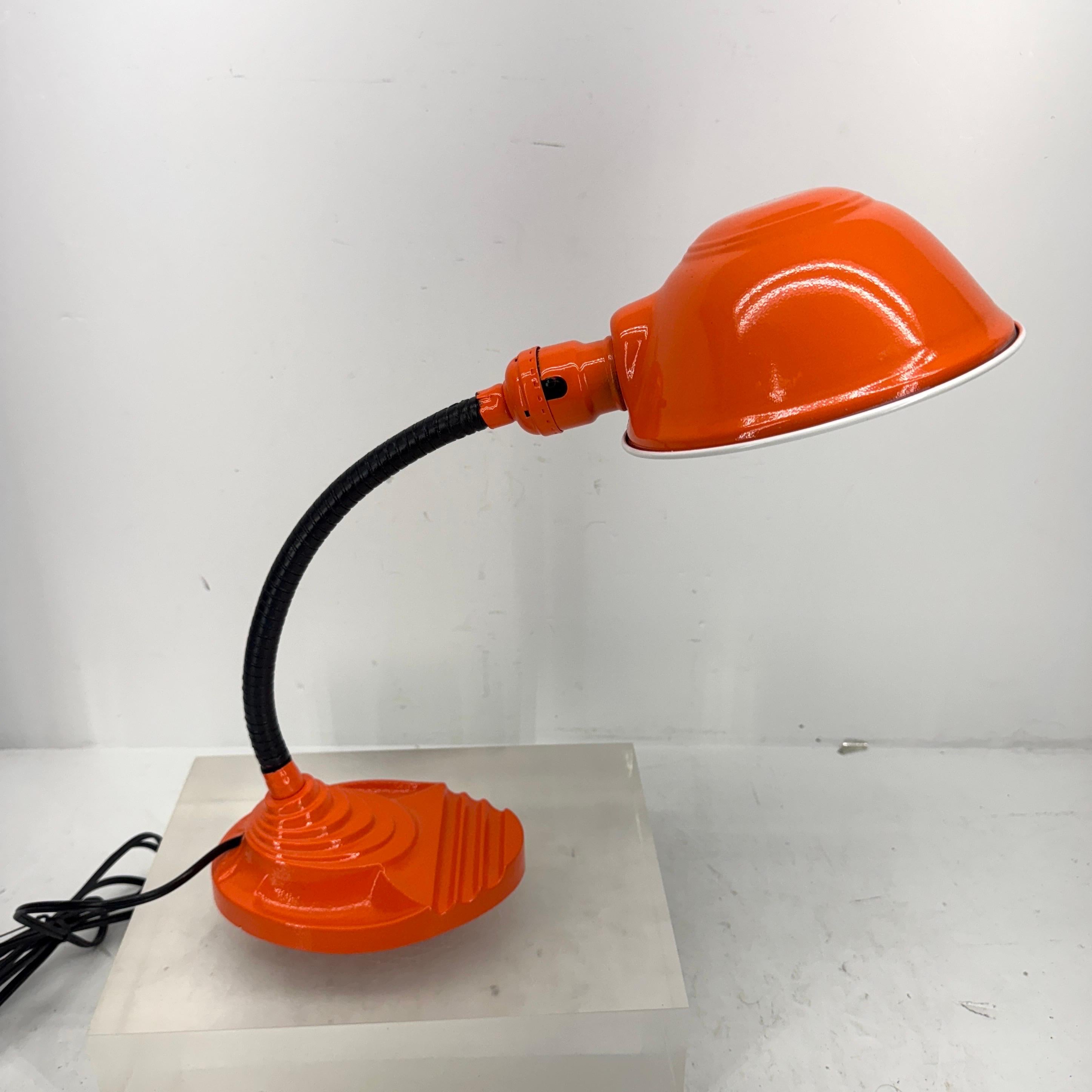 Lámpara de Sobremesa Cuello de Cisne de Metal Naranja Moderna de Mitad de Siglo Hecho a mano en venta
