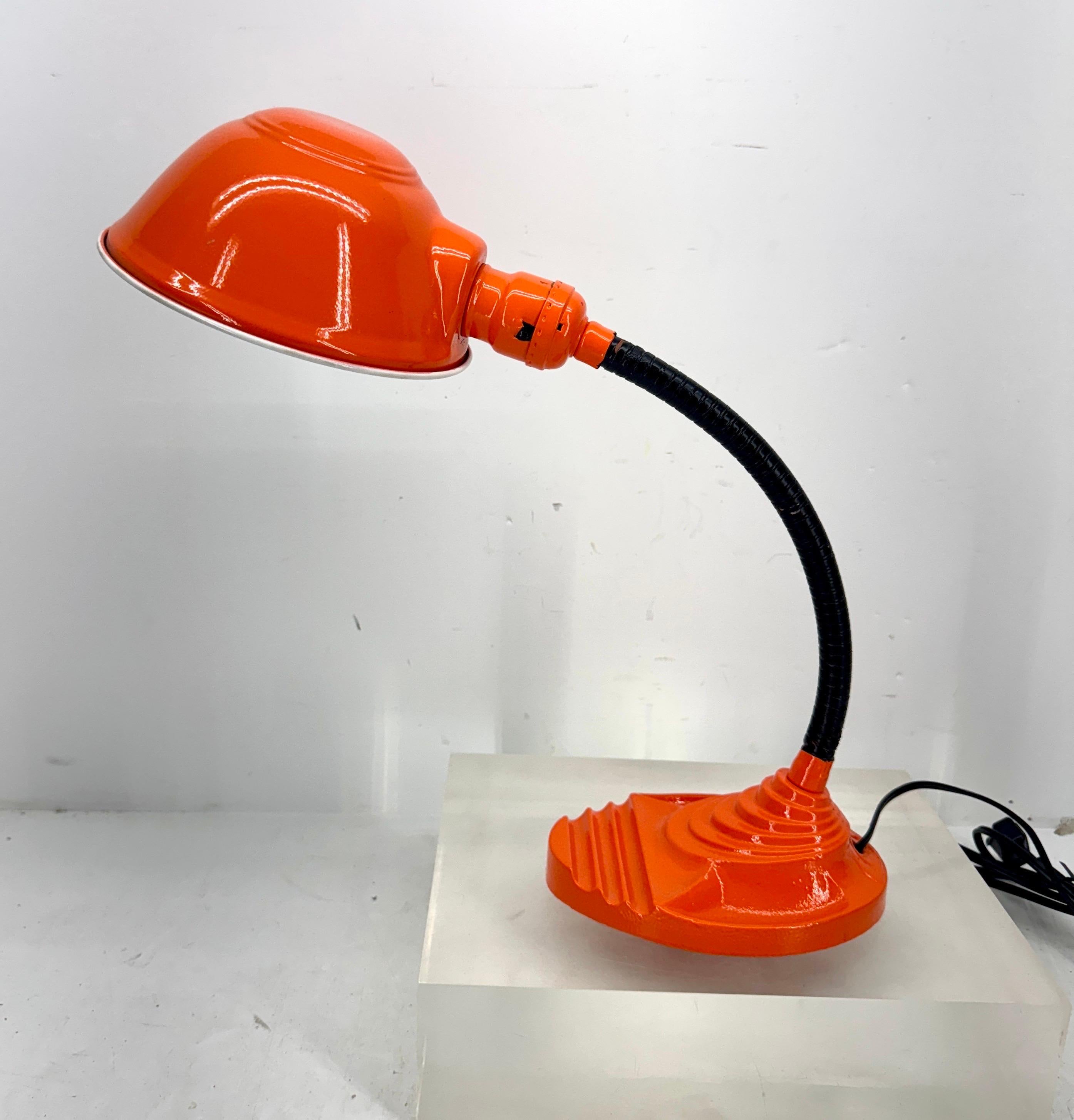 Lámpara de Sobremesa Cuello de Cisne de Metal Naranja Moderna de Mitad de Siglo en Bueno estado para la venta en Haddonfield, NJ