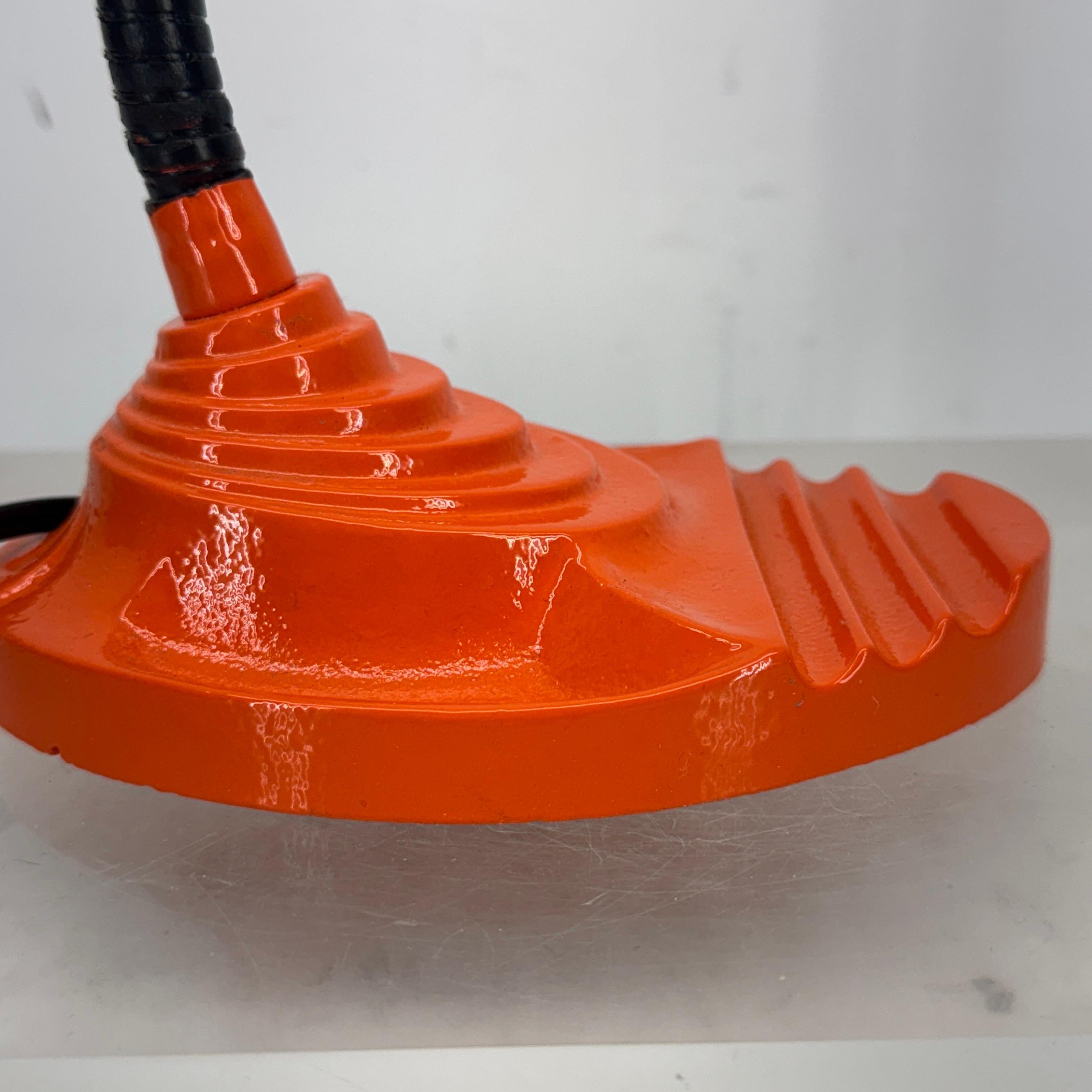 Lámpara de Sobremesa Cuello de Cisne de Metal Naranja Moderna de Mitad de Siglo siglo XX en venta