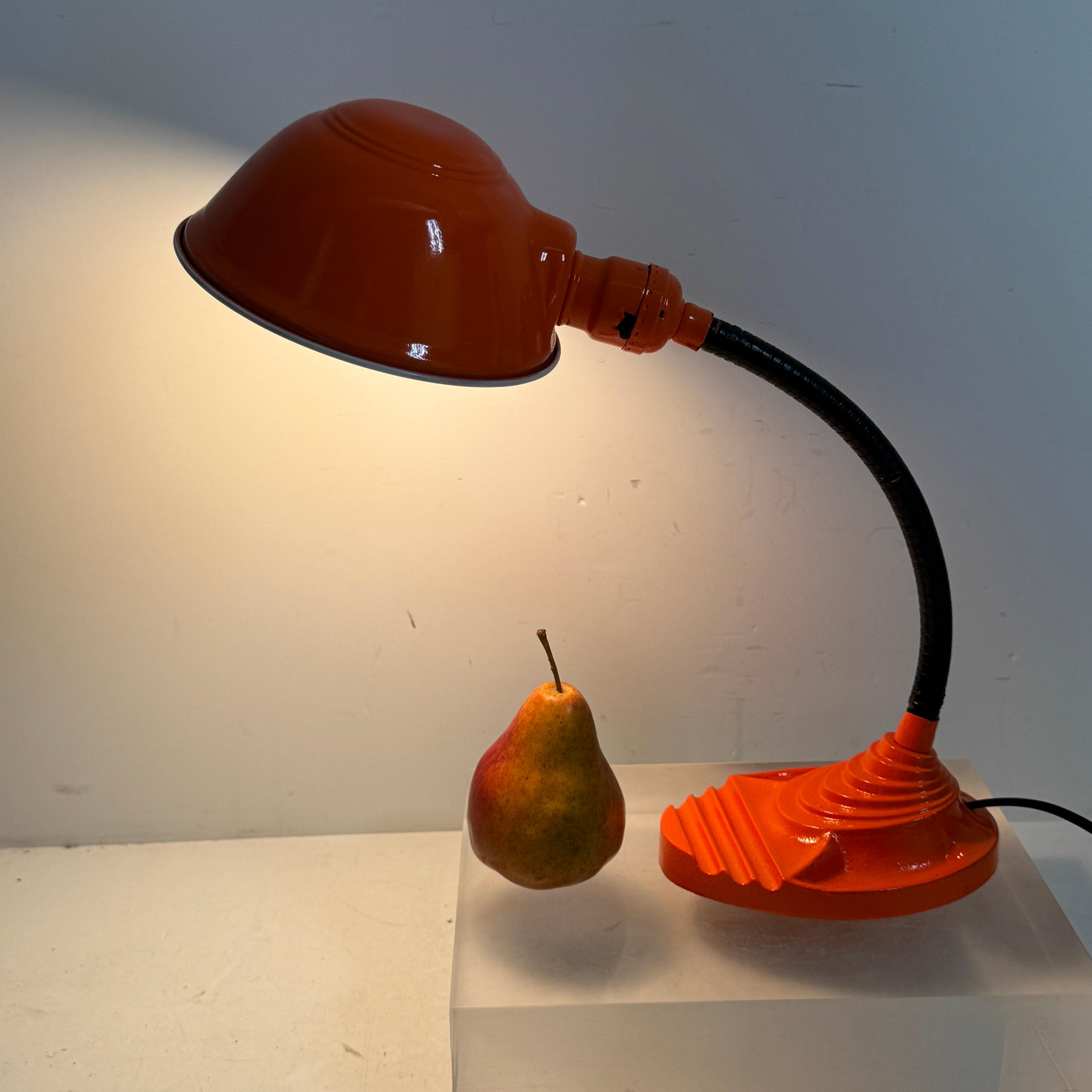 Lámpara de Sobremesa Cuello de Cisne de Metal Naranja Moderna de Mitad de Siglo en venta 2
