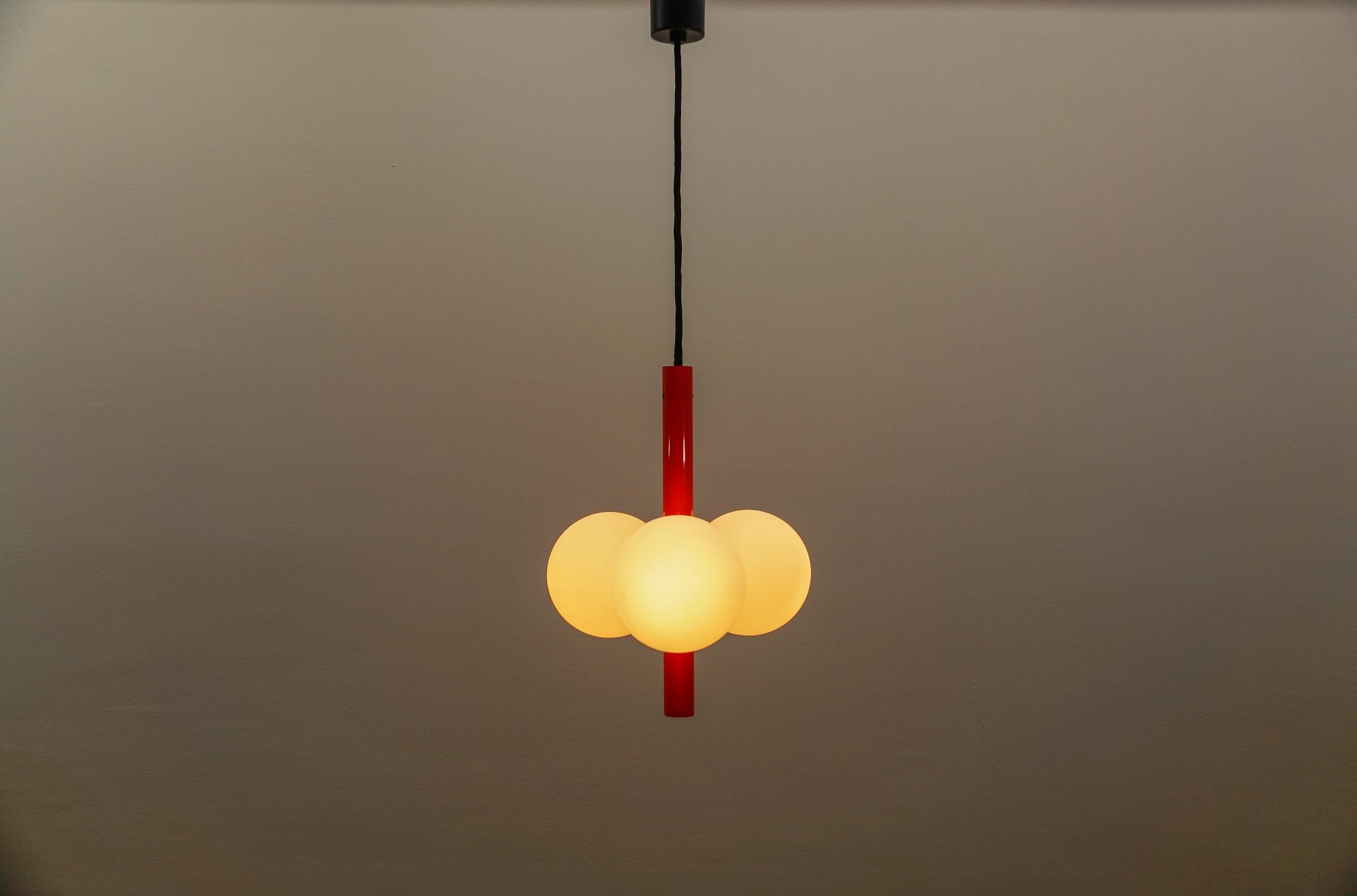 Beautiful green Sputnik chandelier from the 1960s.

The opal glass lampshades spread a cozy light.
The lamp has a very high-quality finish.
Very modern design with a fantastic look.

Manufacturer: Kaiser Leuchten

The height can be increased from