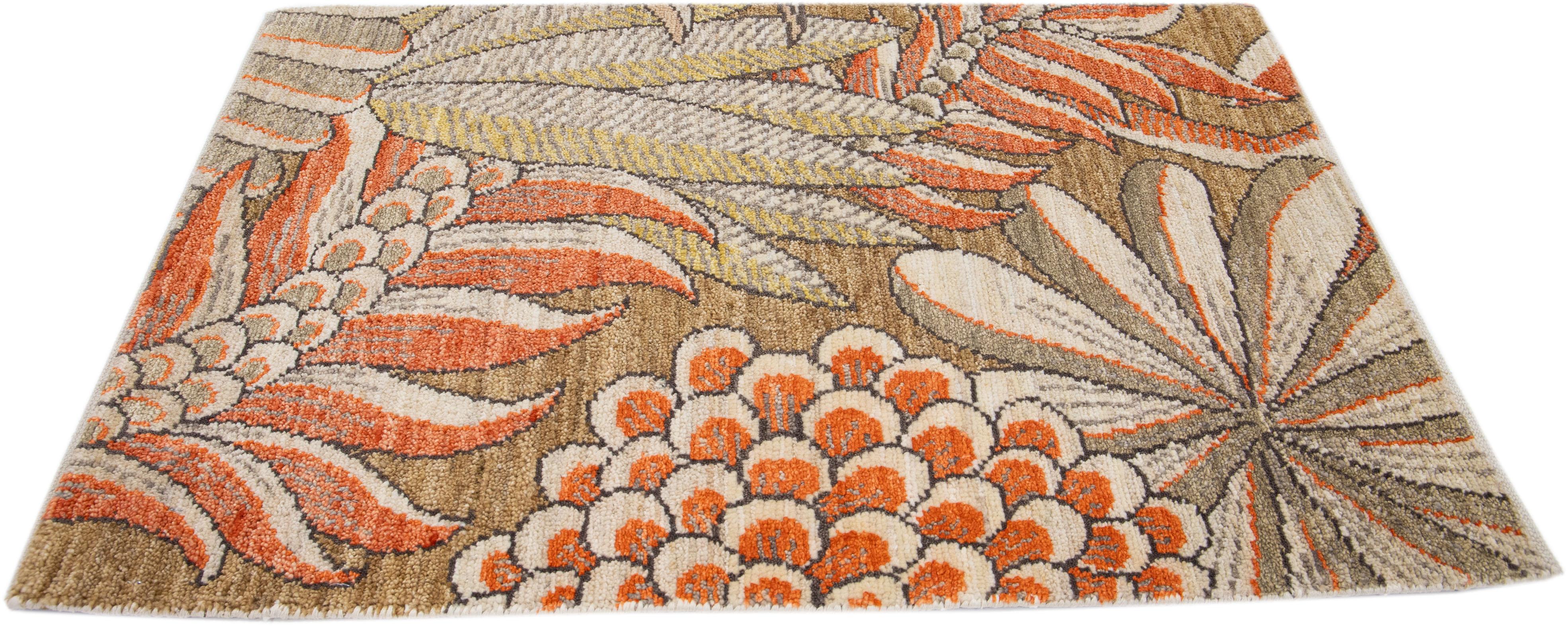 Orange Modern Handmade Floral Custom Wool and Silk Rug (Moderne) im Angebot