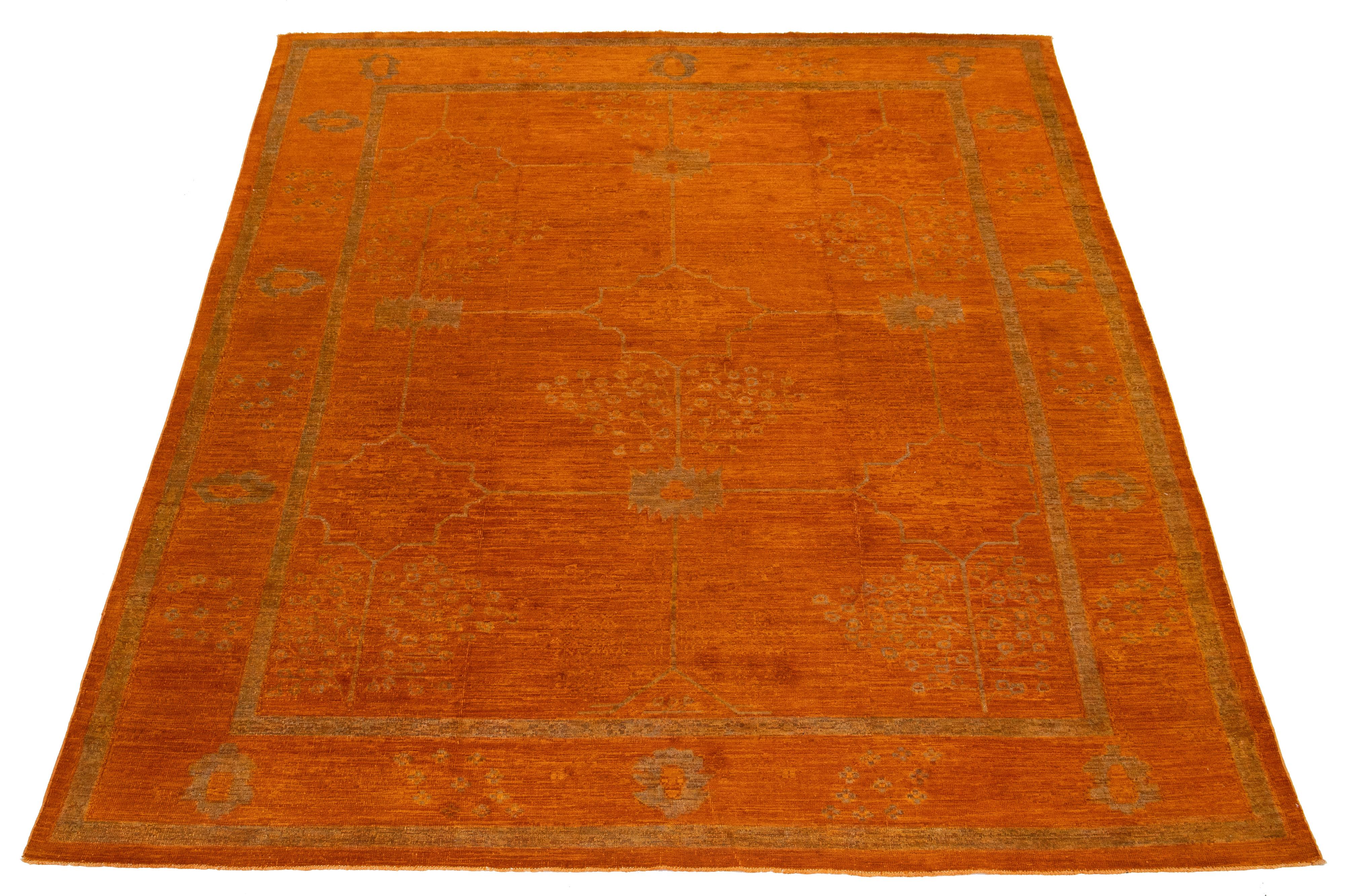 Questo squisito tappeto moderno in lana Oushak presenta un campo arancione vibrante, ornato da un intricato motivo floreale che è stato meticolosamente annodato a mano, mostrando una maestria artigianale senza pari.


Questo tappeto misura 9' x 12'.