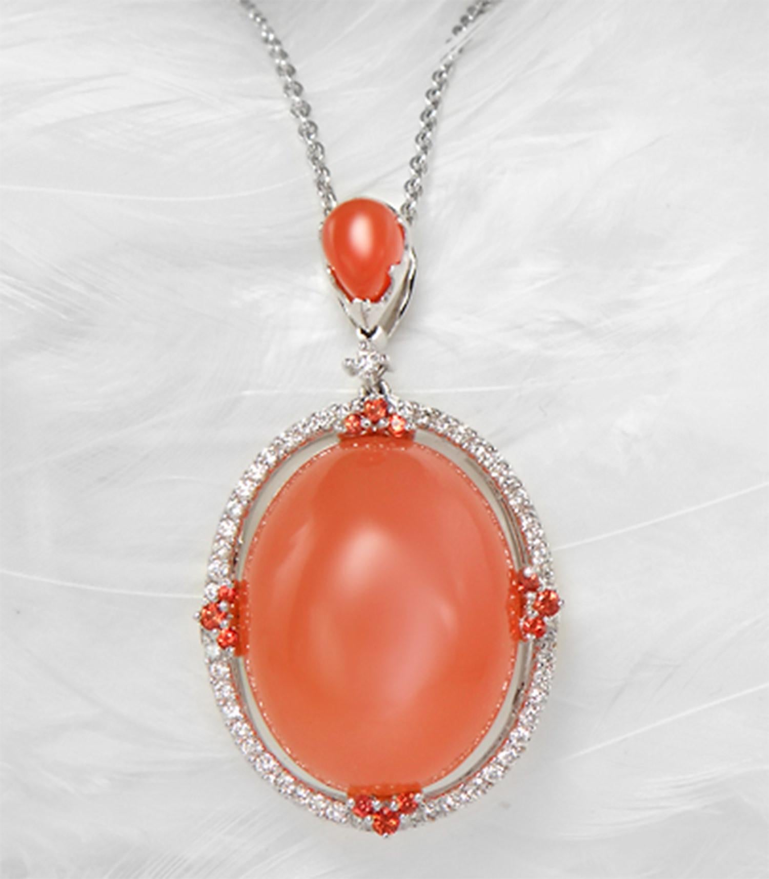 Taille cabochon Pendentif pierre de lune orange saphirs et diamants 26,2 carats or 18K en vente