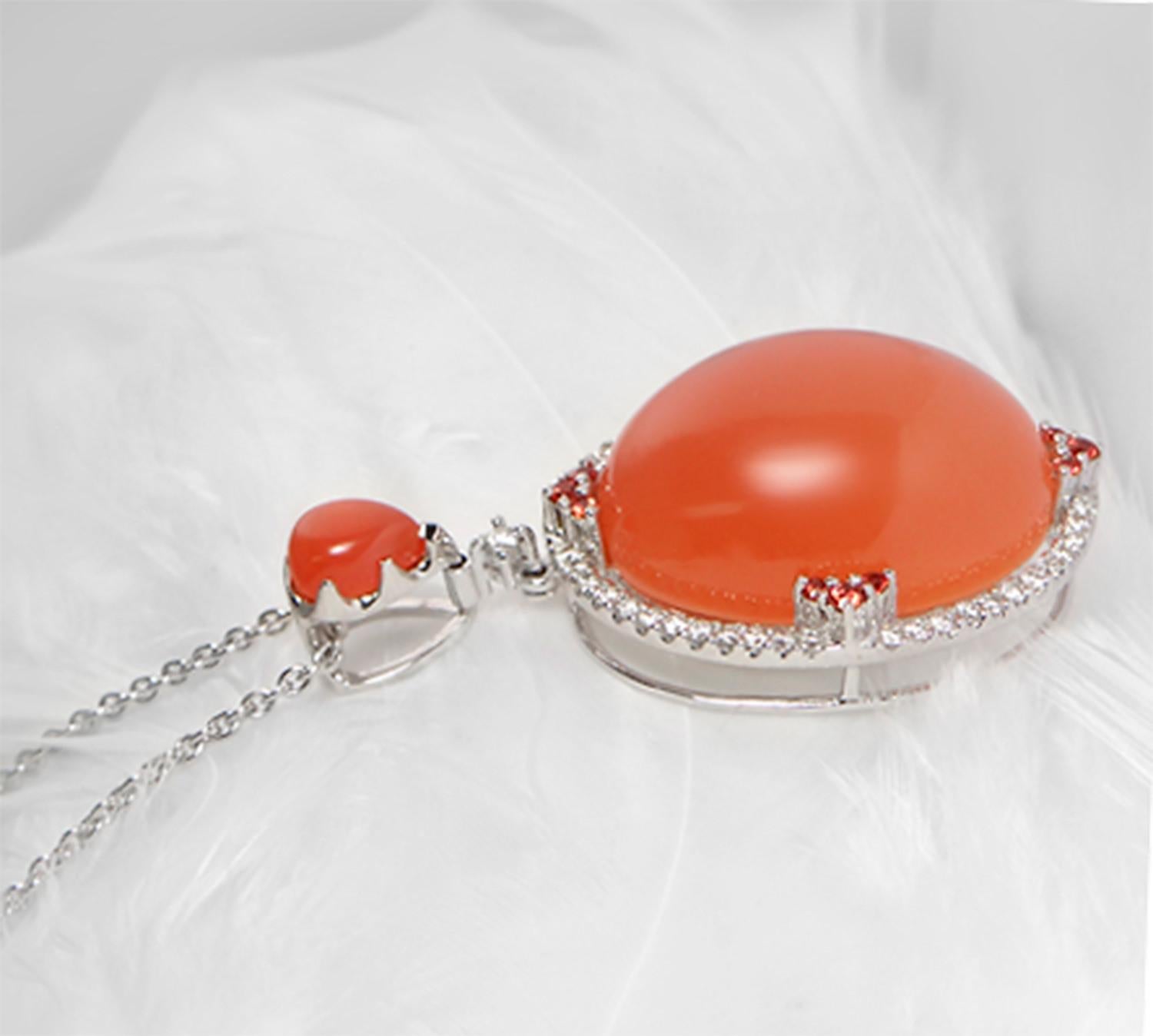 Pendentif pierre de lune orange saphirs et diamants 26,2 carats or 18K Pour femmes en vente
