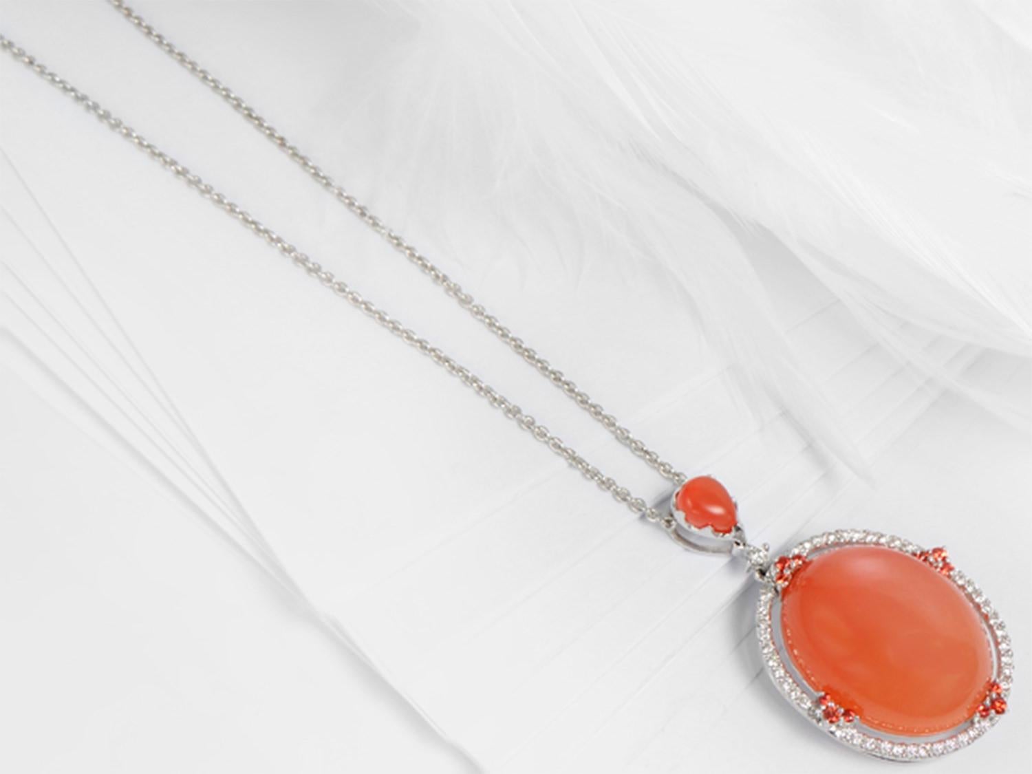 Pendentif pierre de lune orange saphirs et diamants 26,2 carats or 18K en vente 1