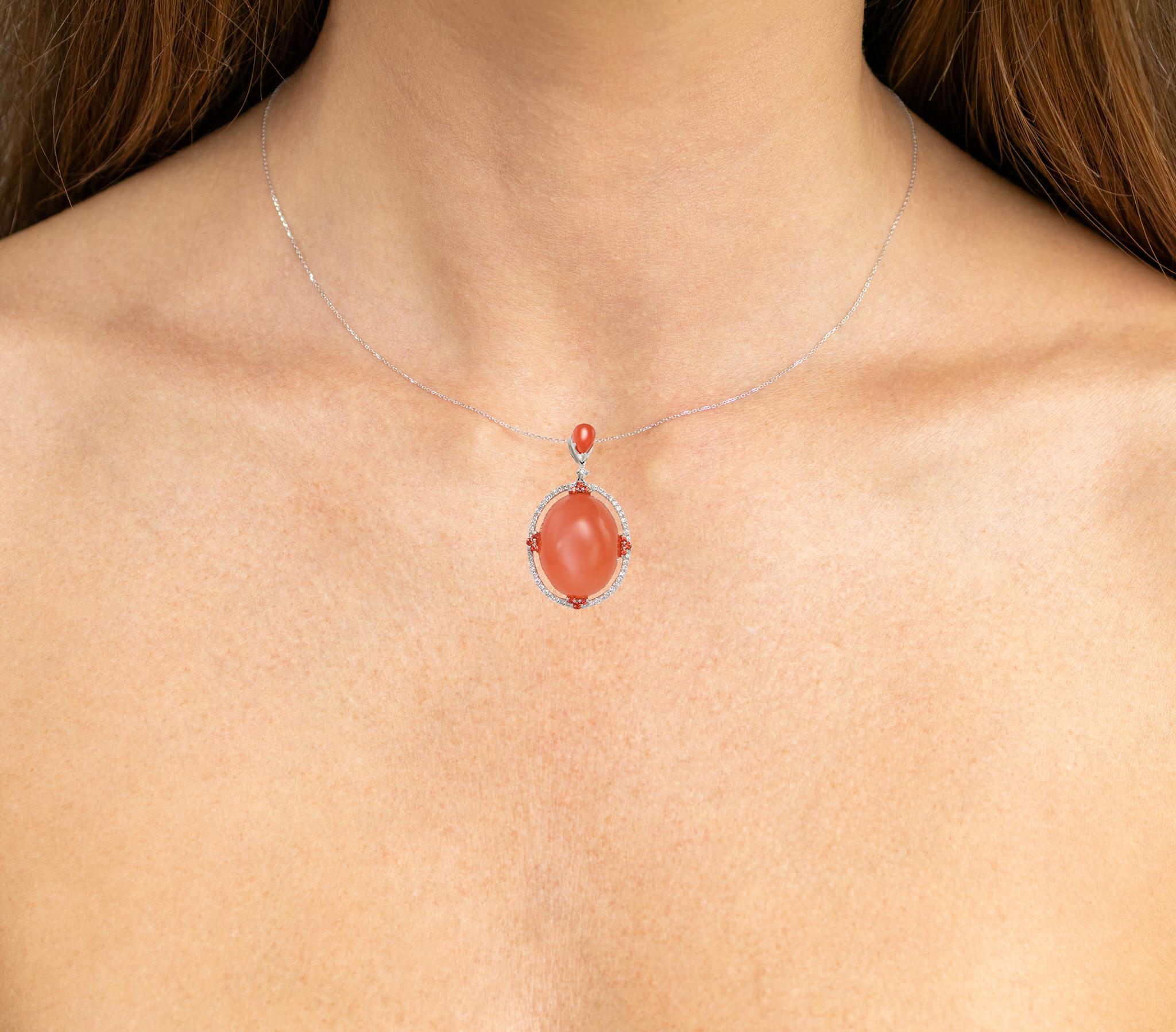 Il est accompagné d'une évaluation gemmologique par la GIA (GG/AJP).
Toutes les pierres précieuses sont naturelles
2 pierres de lune orange = 25,60 carats
12 saphirs orange = 0,22 carats
49 diamants = 0,38 carats
Métal : Or blanc 18K
Dimensions : 38