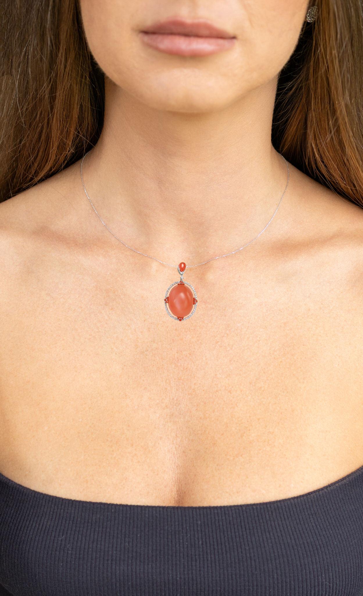 Contemporain Pendentif pierre de lune orange saphirs et diamants 26,2 carats or 18K en vente