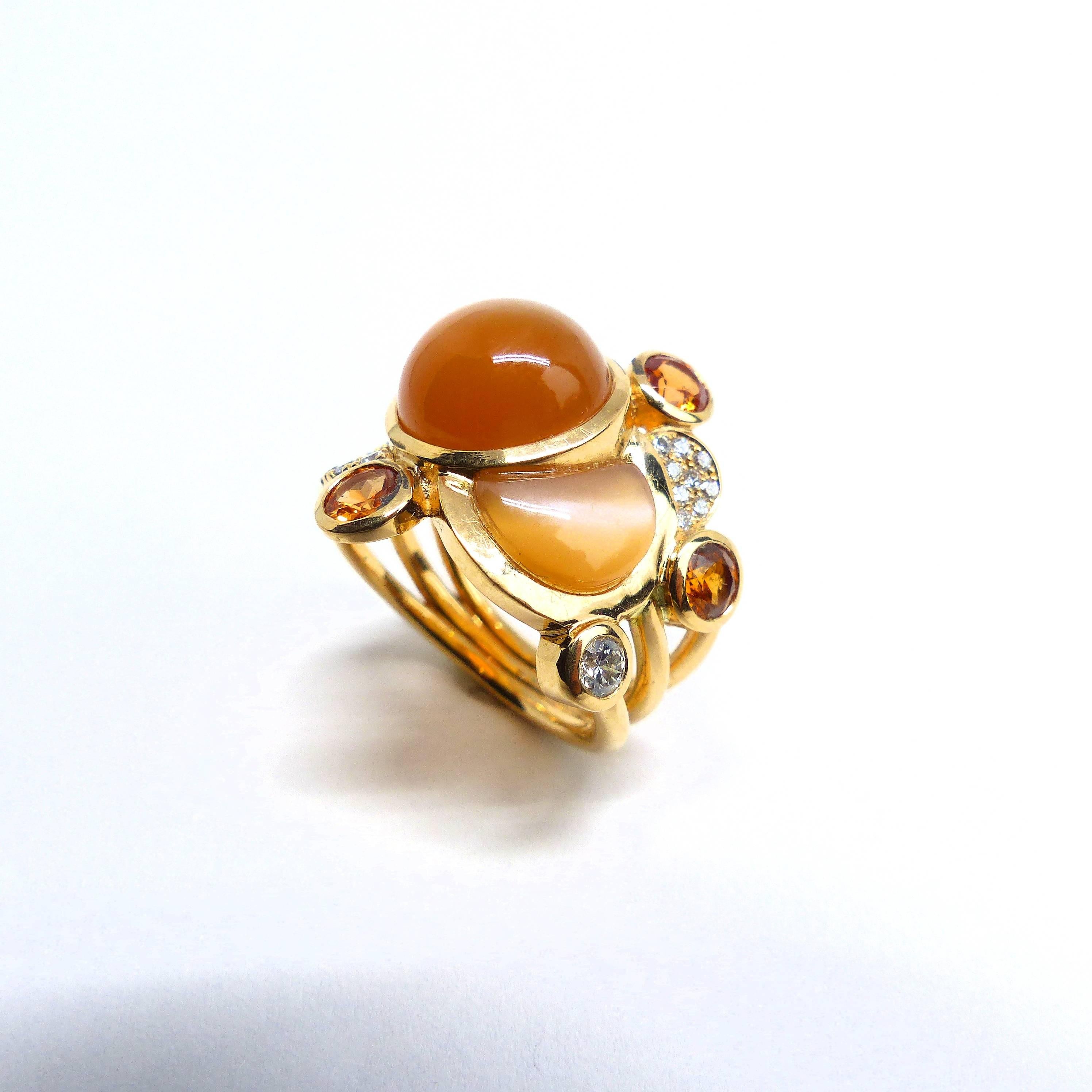 Thomas Leyser est réputé pour ses créations de bijoux contemporains utilisant des pierres précieuses fines. 

Cette bague en or rose 18k (9,52g) est sertie de 2x Cabouchons en pierre de lune orange (6,82ct) et de 3x Grenats mandarins (facettés,
