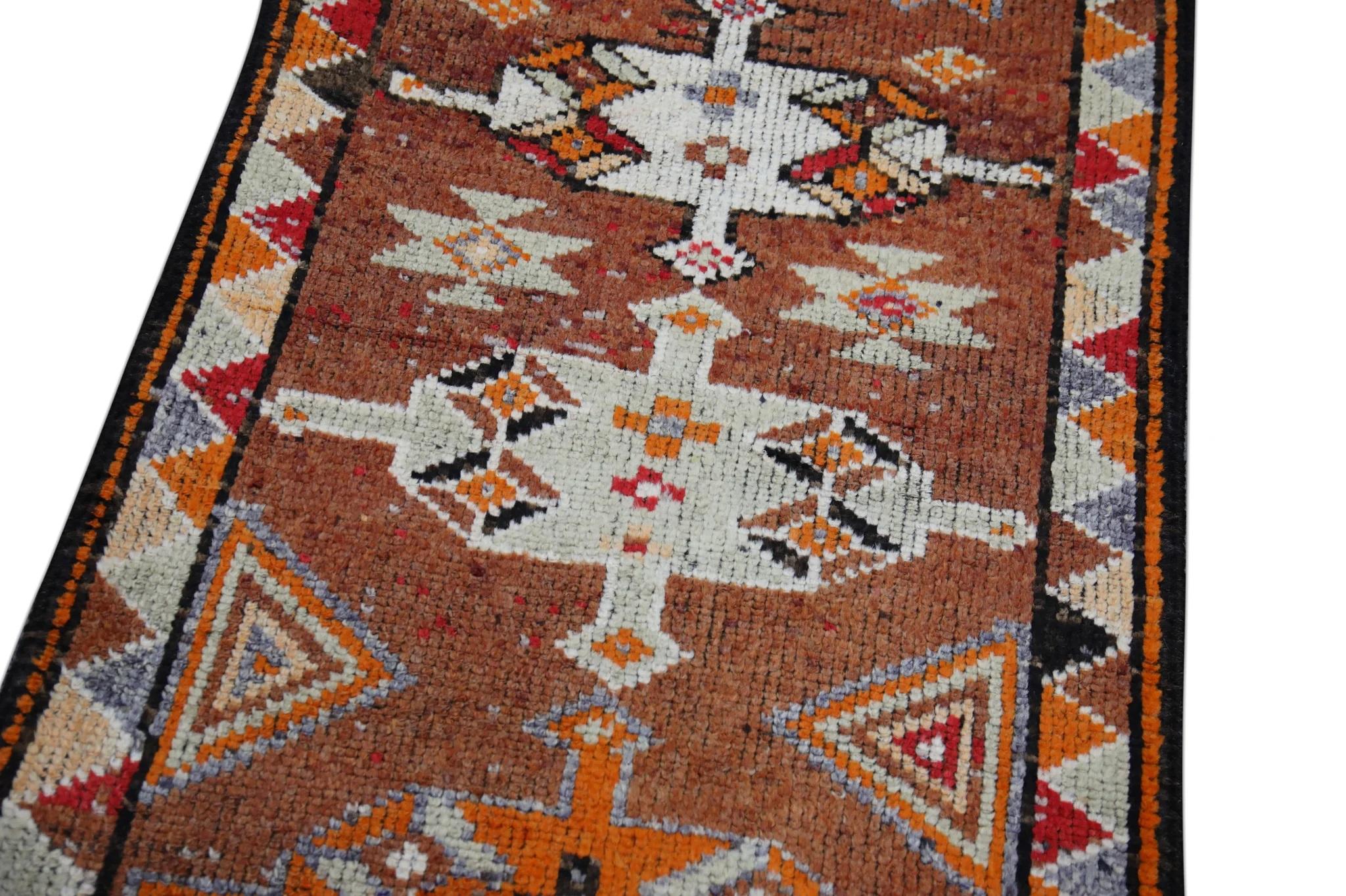 Wir präsentieren einen einzigartigen türkischen Teppich aus handgeknüpfter Wolle, der von geschickten Kunsthandwerkern mit Hilfe traditioneller, über Generationen weitergegebener Techniken sorgfältig hergestellt wird. Dieser exquisite Teppich rühmt