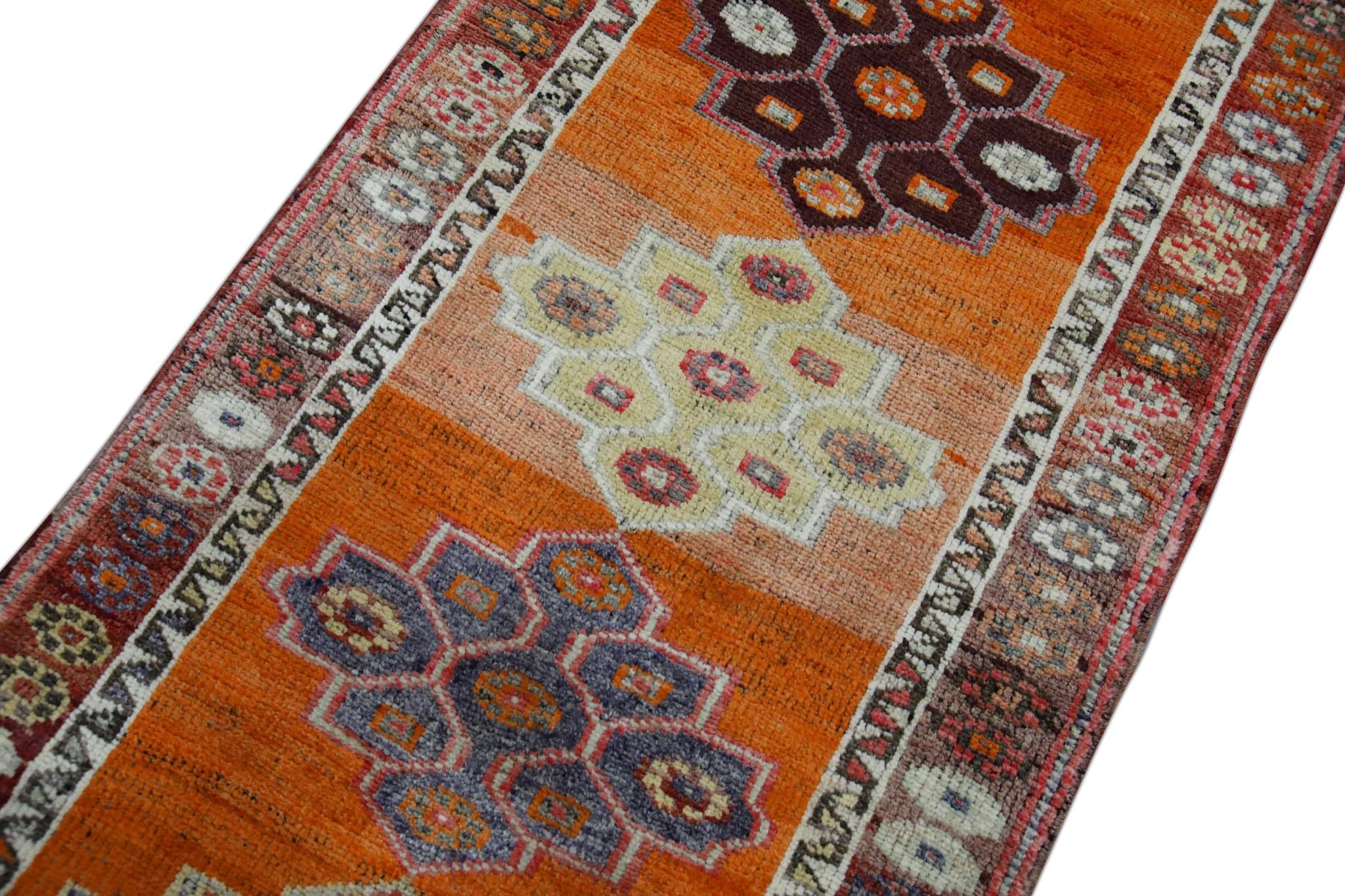 Vintage By est un tapis vintage en laine nouée à la main, fabriqué avec soin par des artisans qualifiés selon des techniques traditionnelles transmises de génération en génération. Ce tapis exquis s'enorgueillit d'une étonnante gamme de teintures