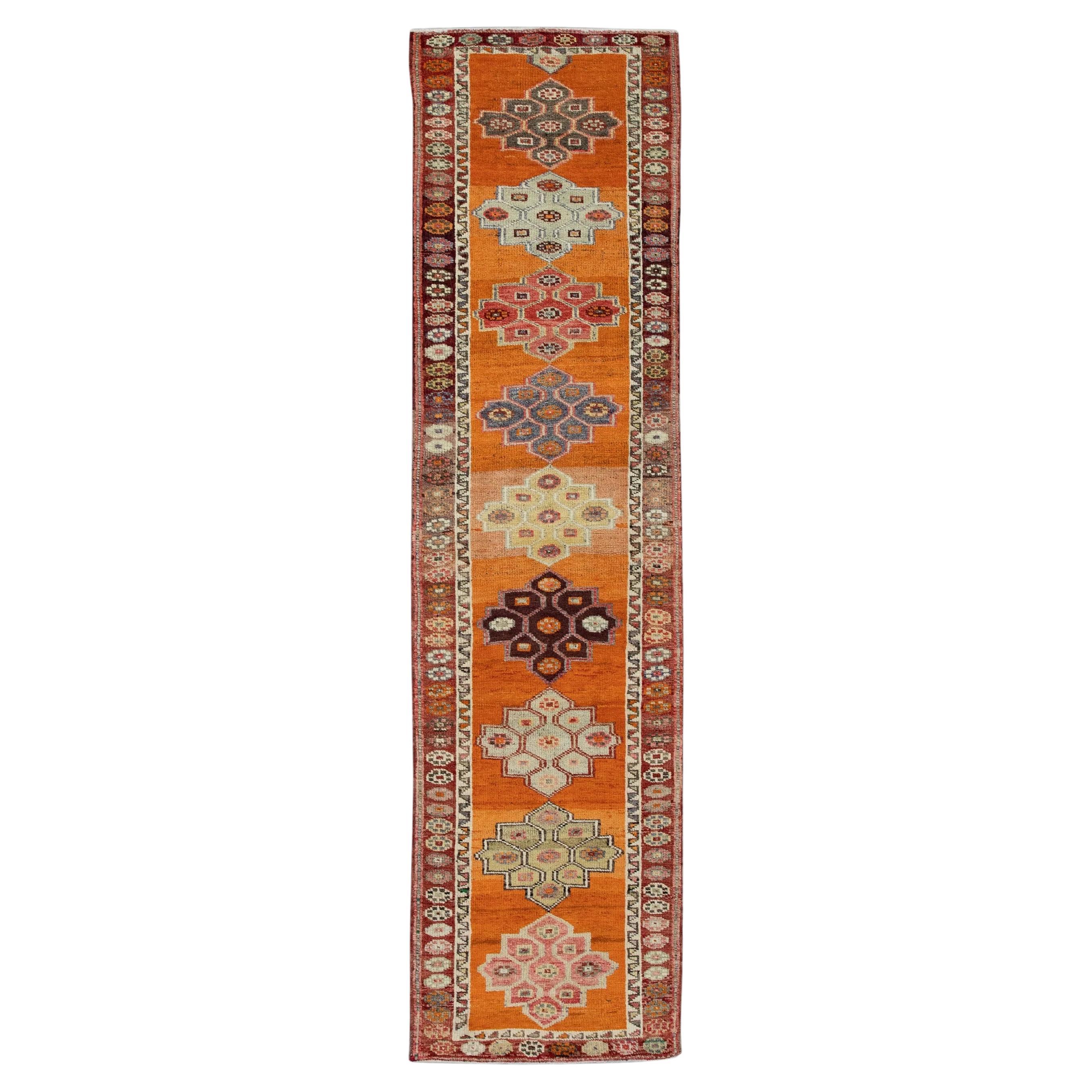 Tapis de couloir turc vintage orange multicolore 2'8" x 10'9" en vente