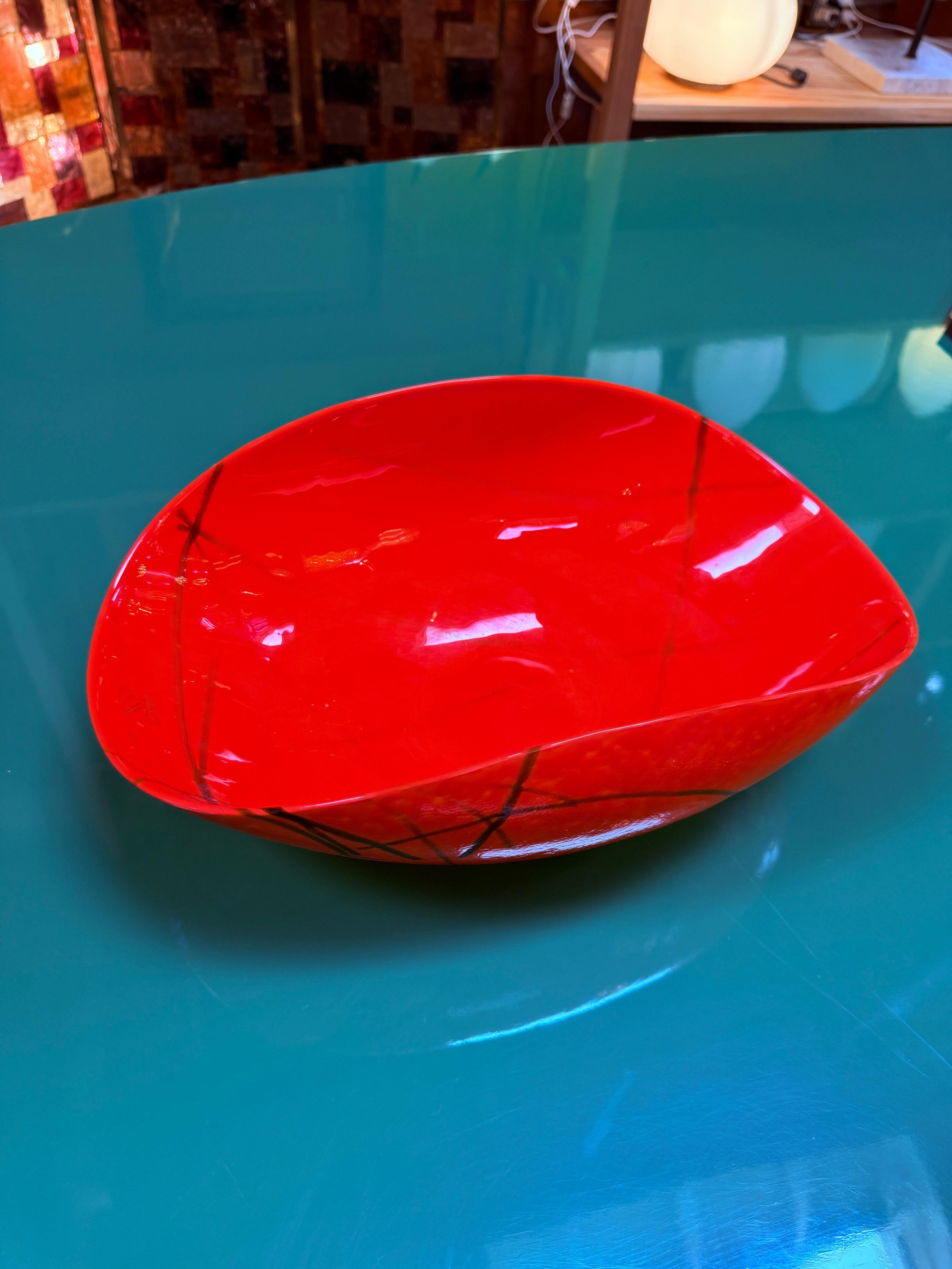 Bol en verre d'art rouge de Murano Bon état - En vente à Los Angeles, CA
