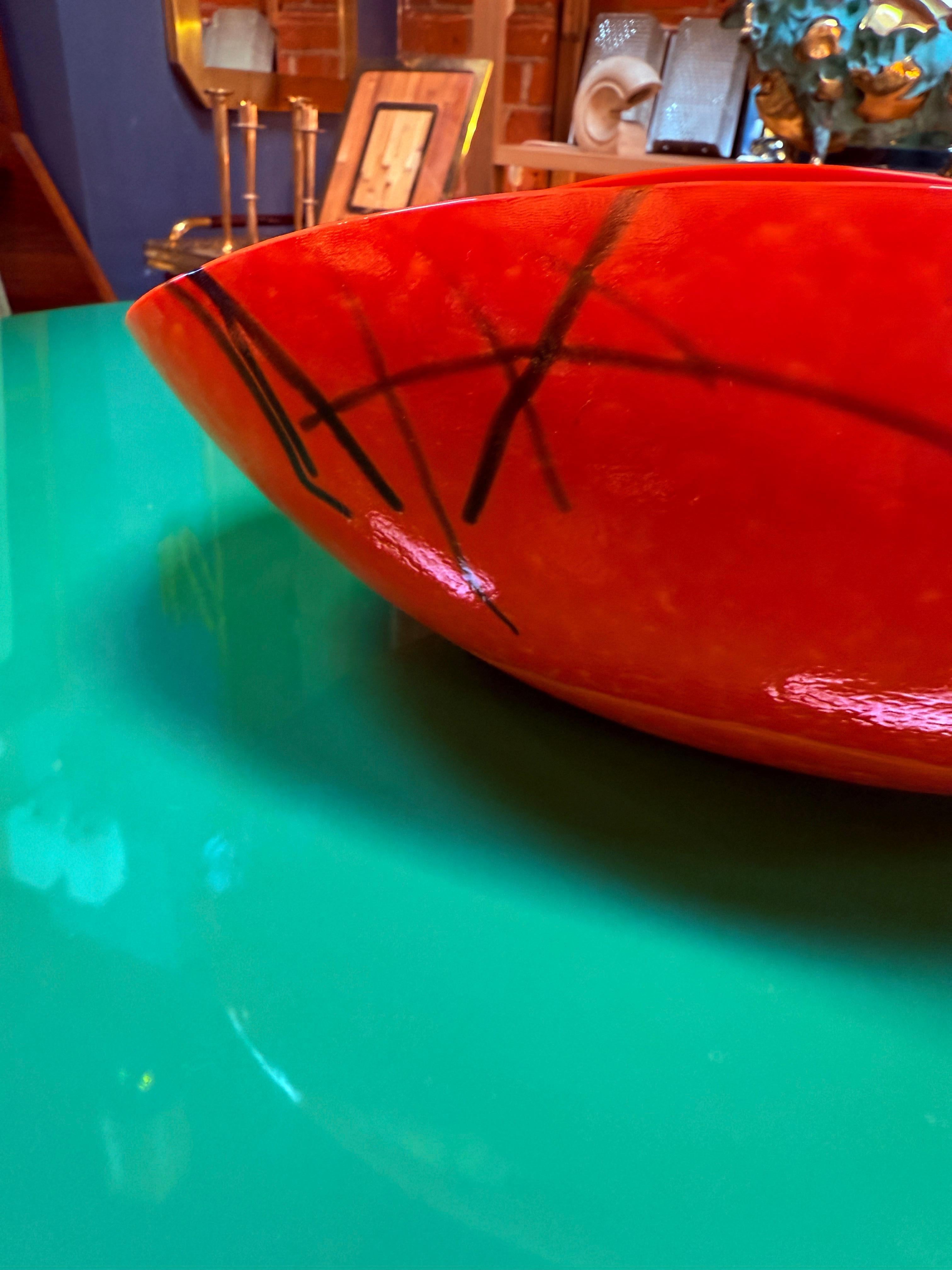 Milieu du XXe siècle Bol en verre d'art rouge de Murano en vente