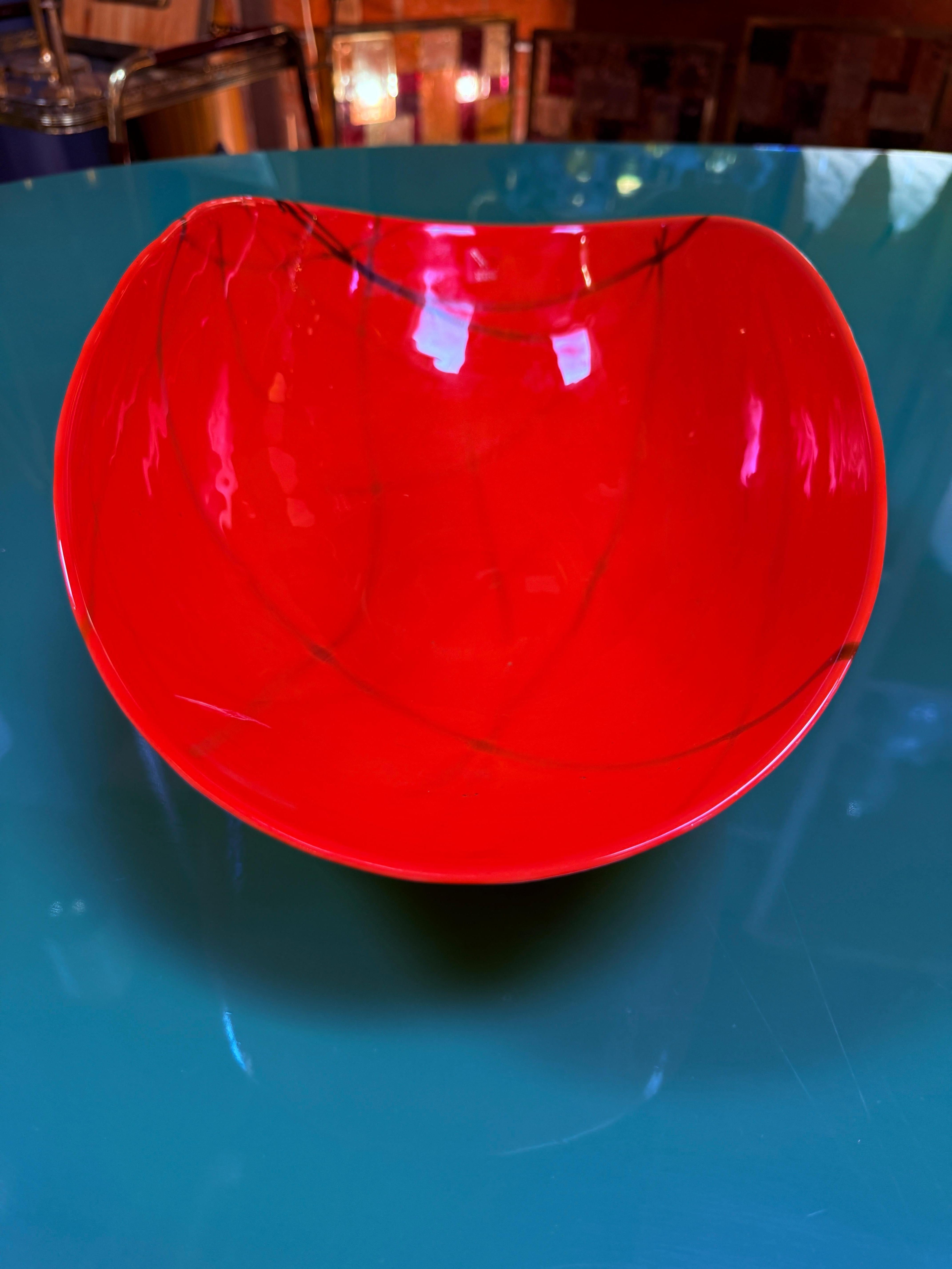 Verre d'art Bol en verre d'art rouge de Murano en vente