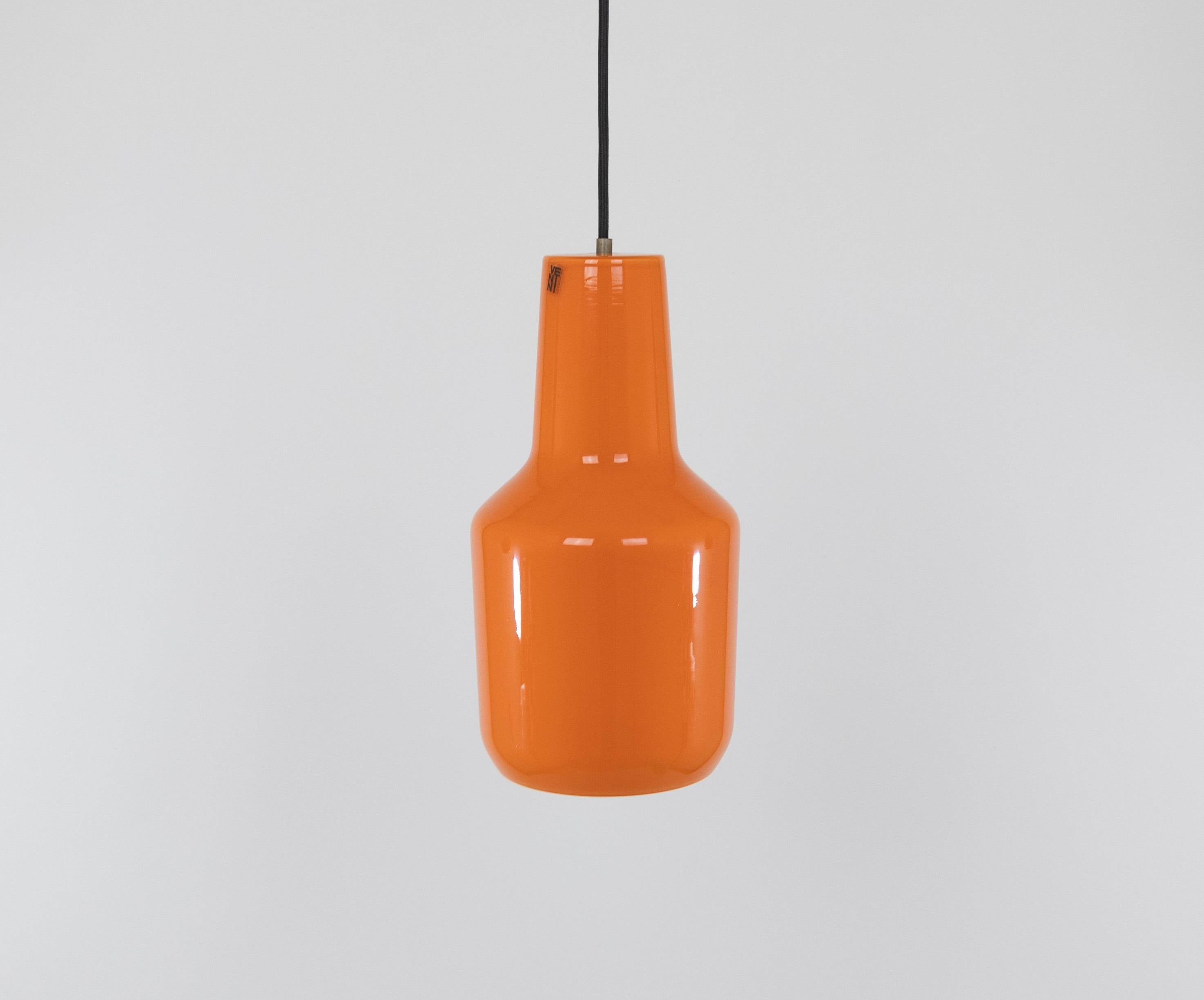 Hand-blown glass orange pendant designed by Massimo Vignelli at the start of his impressive career in design and produced by Murano glass specialist Venini.

This model was made in three sizes: 25 cm, 30 cm and 39 cm high. This one is the medium