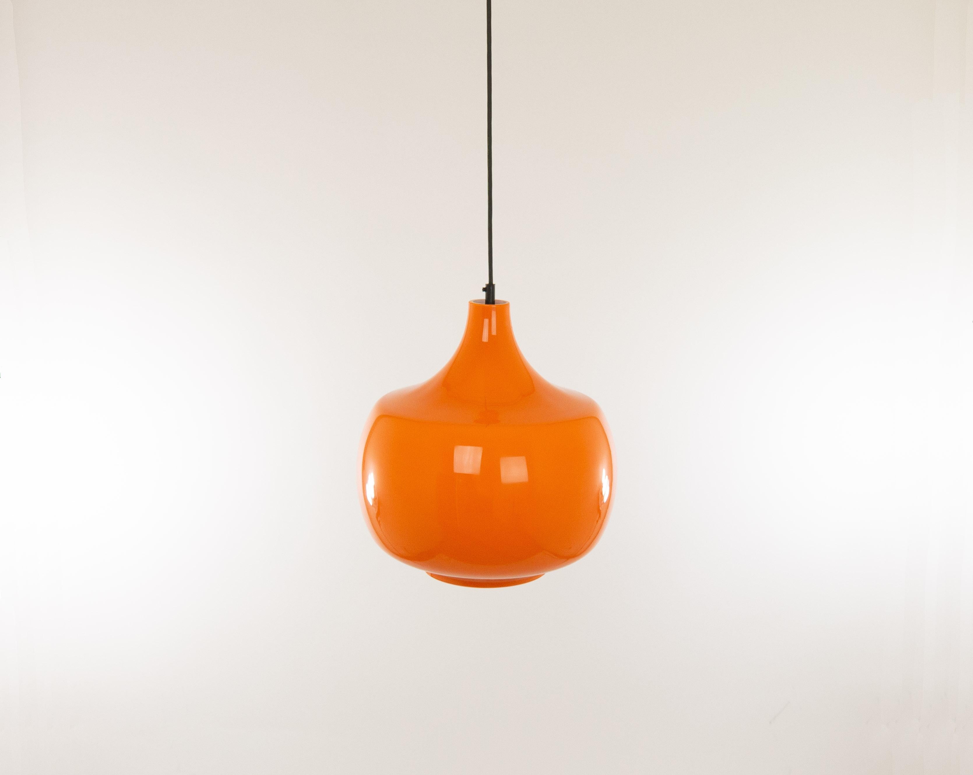 Hand blown orange Murano glass pendant manufactured by Murano glass specialist Venini.

The lamp has never been used (New Old Stock) and is therefore in excellent condition.

The internal suspension is equipped with rubber (original) so it