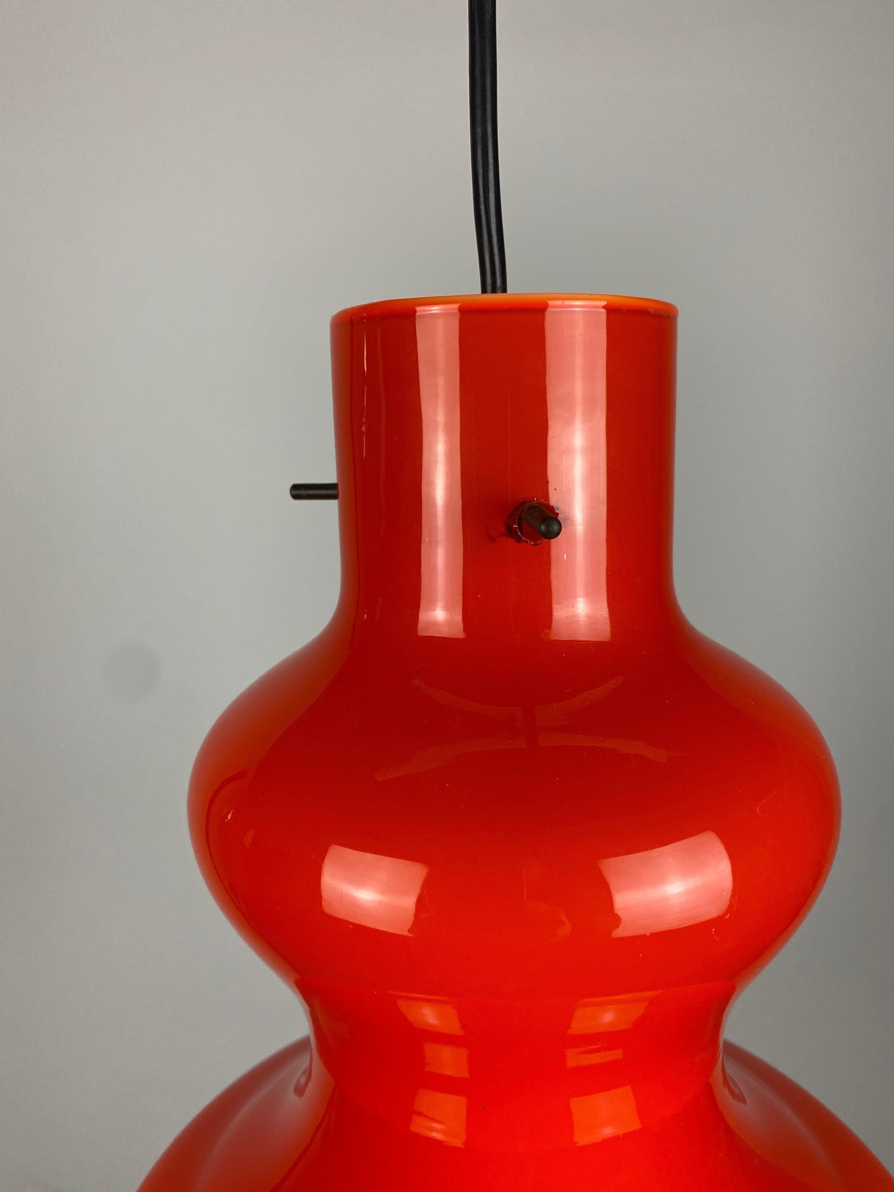 Italian pendant light by Gino Vistosi Vetreria for Massimo Vignelli. From around 1960. Made from Murano glass Has a nice bright orange color and gives a very warm light. 

DIMENSIONS
Height: 29cm
Diameter: 22cm
Cord length: 30cm
PRODUCT