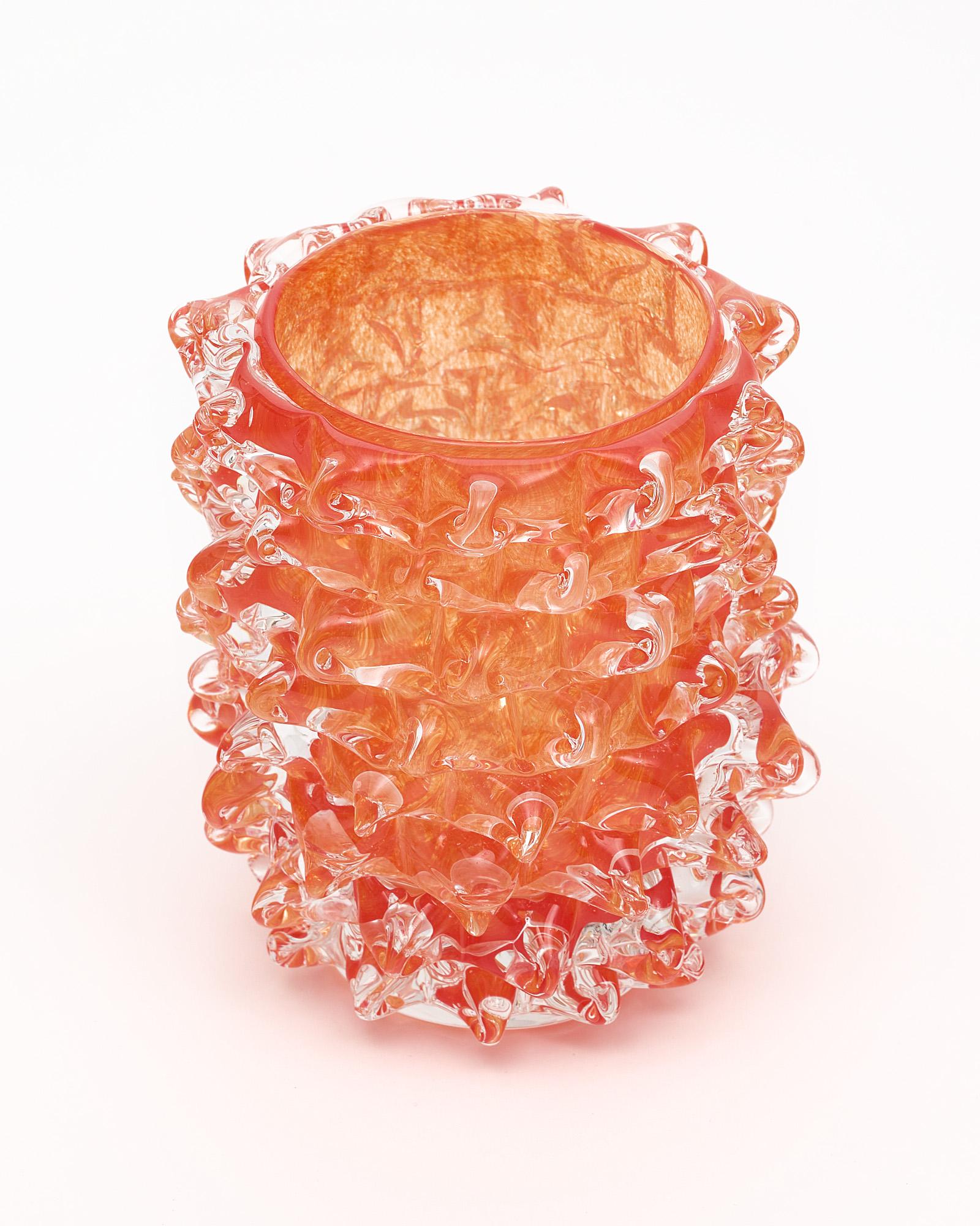 Vase en verre de Murano, italien, provenant de l'île de Murano et fabriqué à la manière de Barovier. Cette pièce soufflée à la main a une couleur orange frappante et est fabriquée selon la technique du 