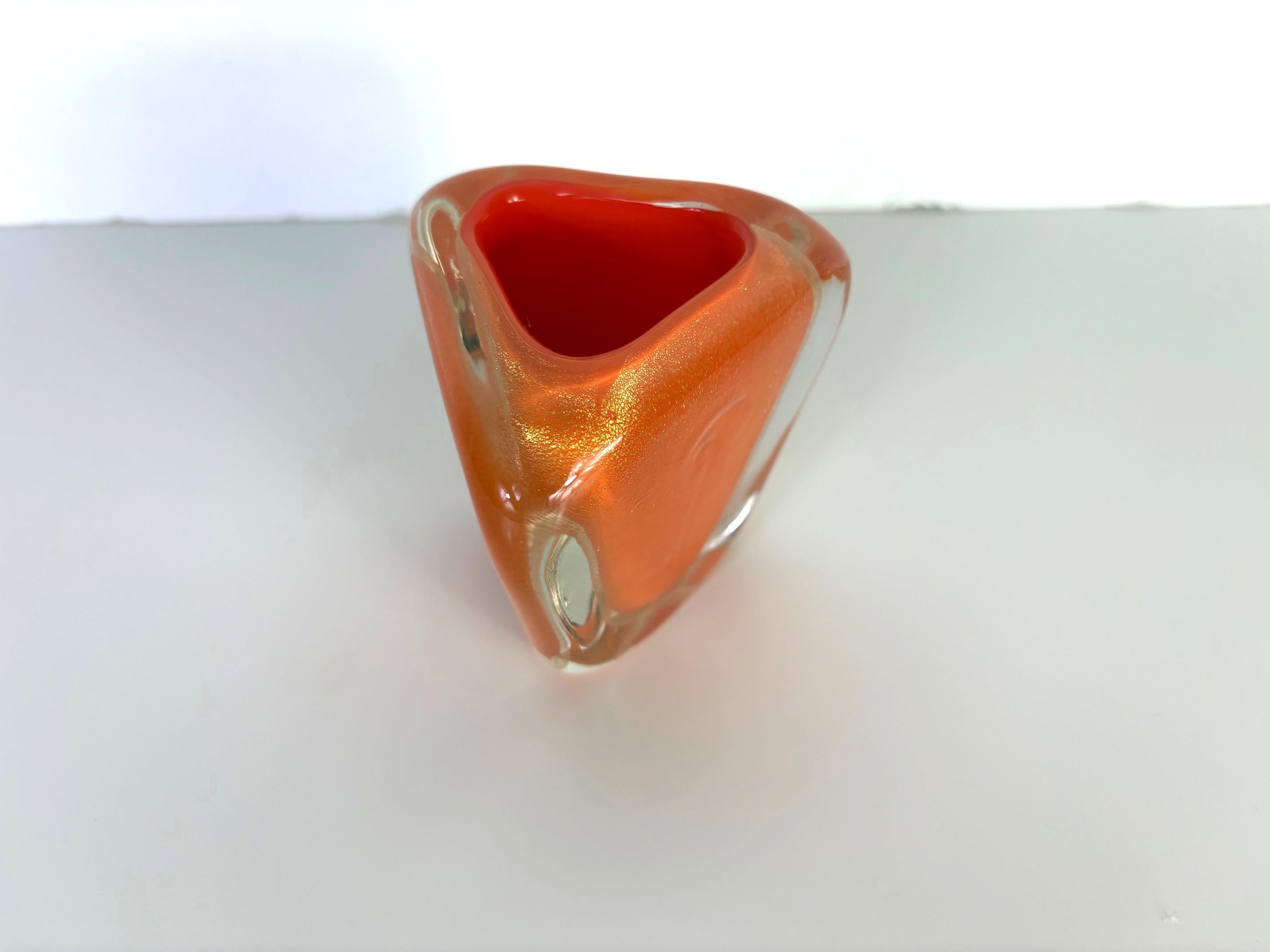 Un vaso di Murano arancione e oro.