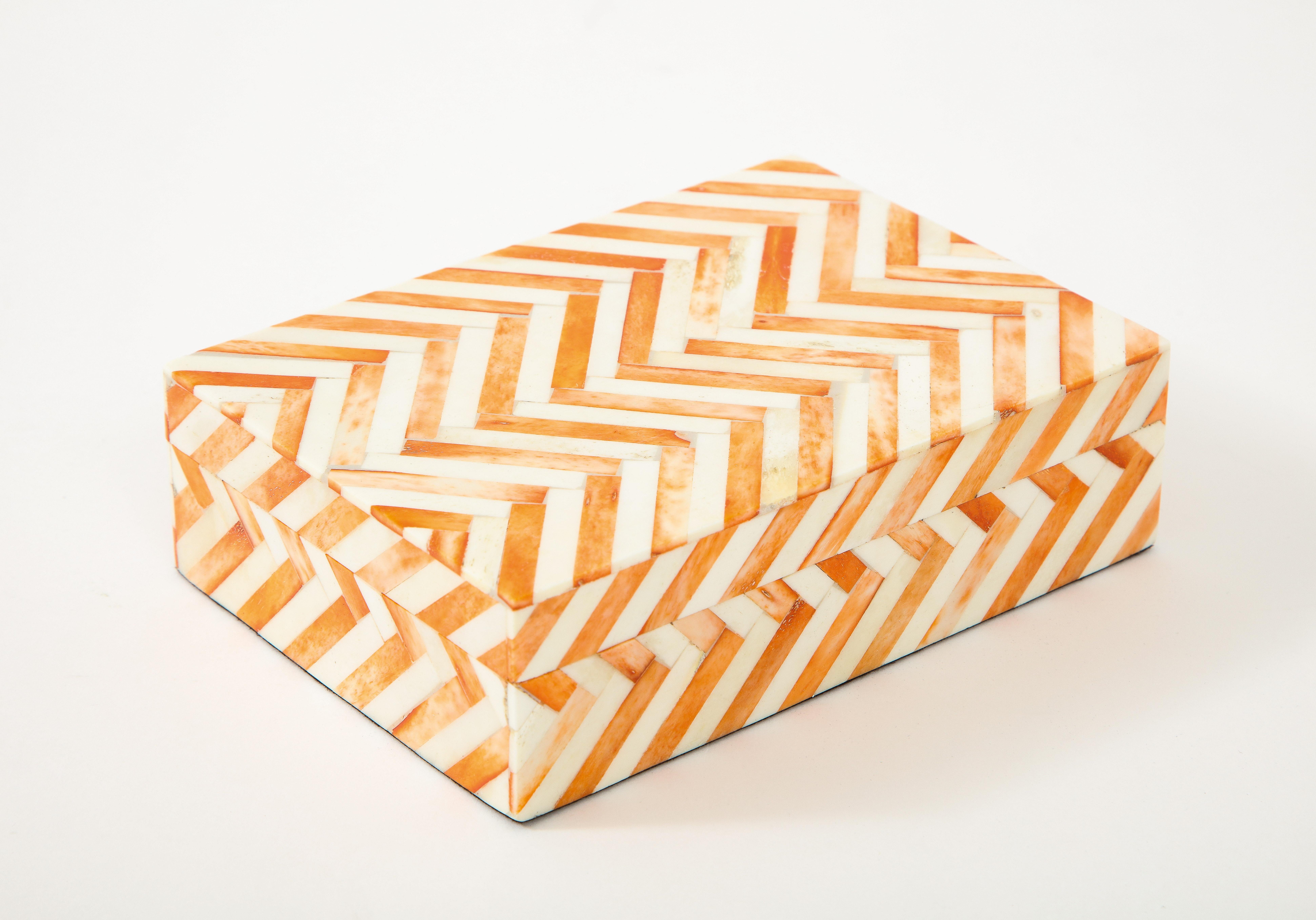 Briefkasten mit Cheveron-Muster aus orange gefärbtem und natürlichem Knochen. Die Box ist mit Holz ausgekleidet.