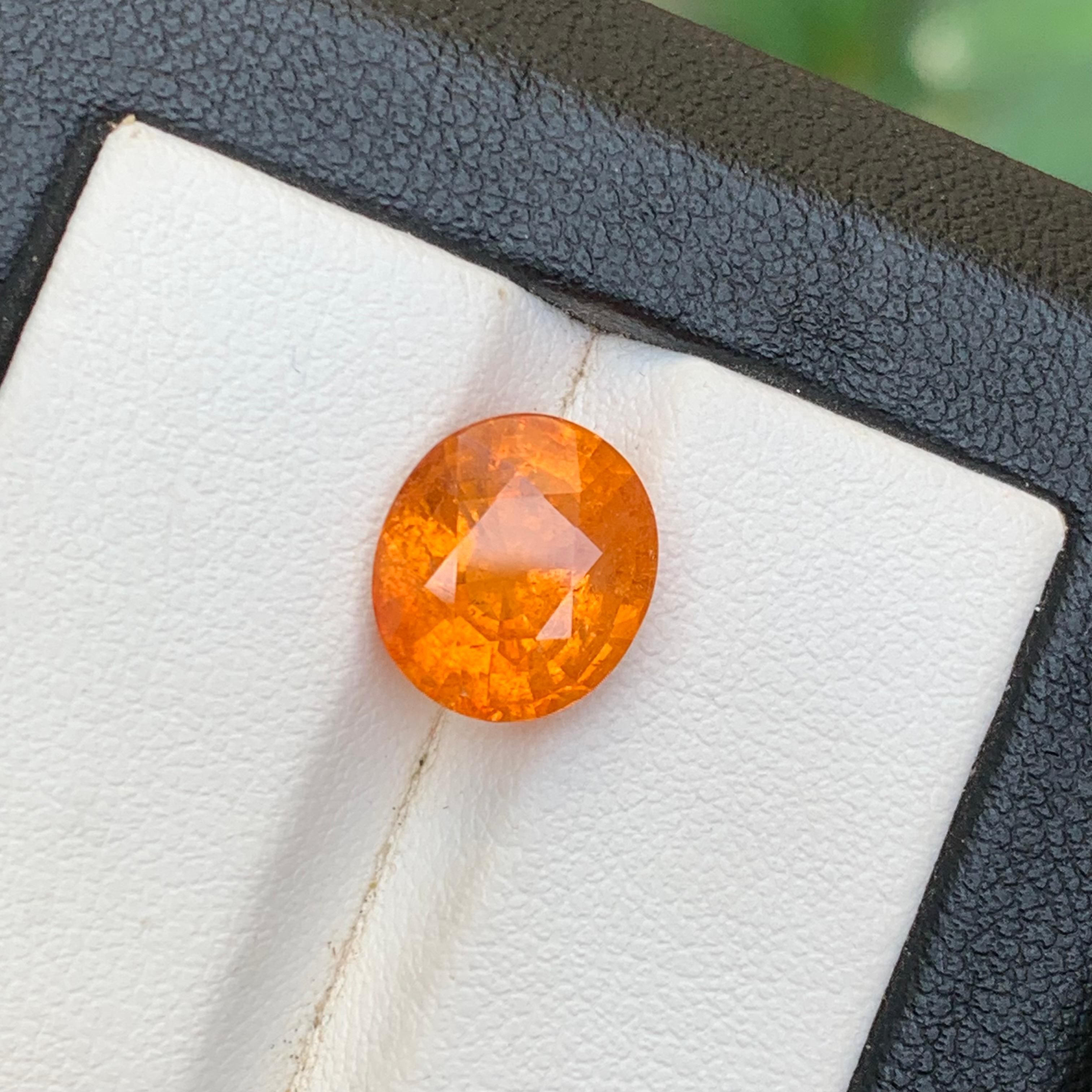 Spessartite / Spessartina / Granato mandarino naturale arancione fanta per anelli, collane, ciondoli, bracciali o qualsiasi altro gioiello!

💎 TIPO DI GEMMA: Granato Spessartite/Mandarino
⚖️ PESO: 4,76 Carati 
🪚 FORMA E TAGLIO: Taglio ovale
📏