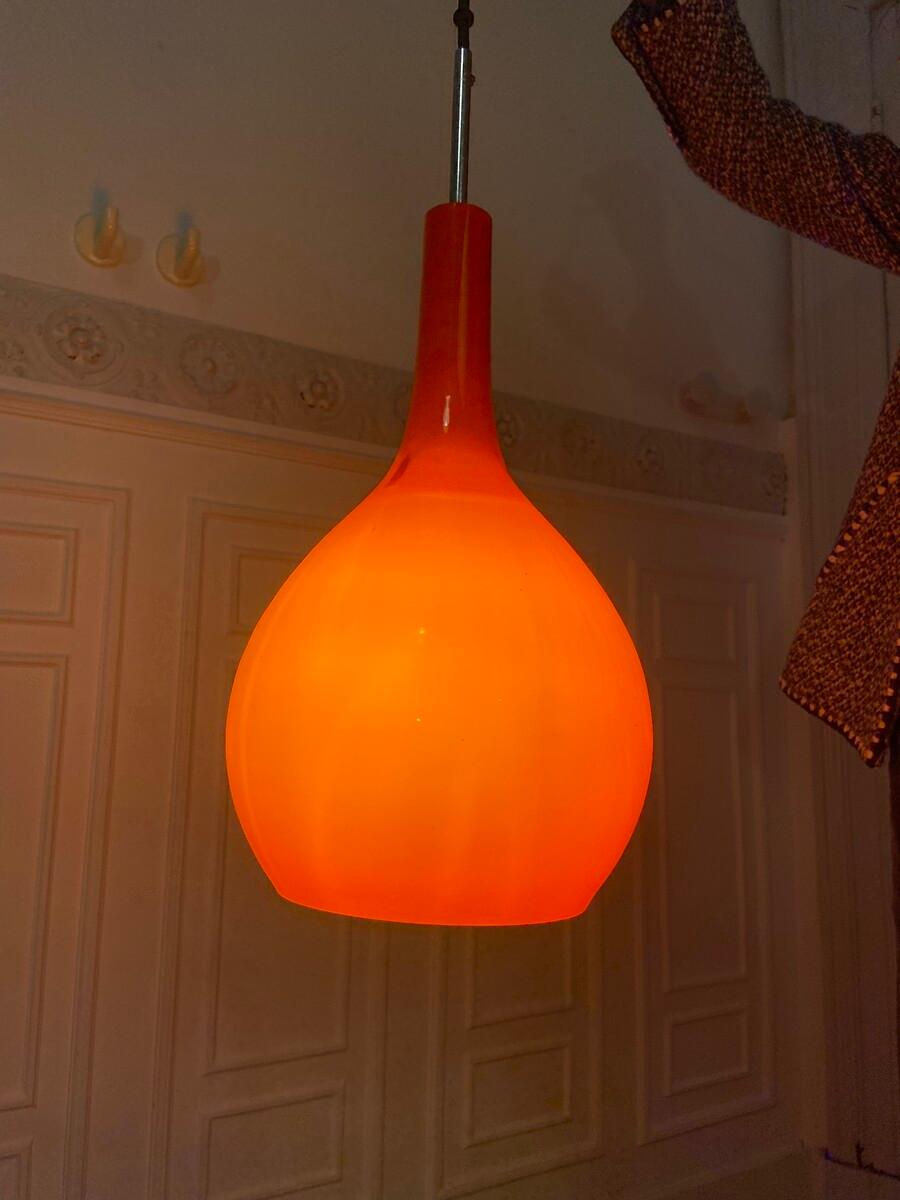 Mid-Century Modern Lampe à suspension en opaline orange, années 1970 en vente