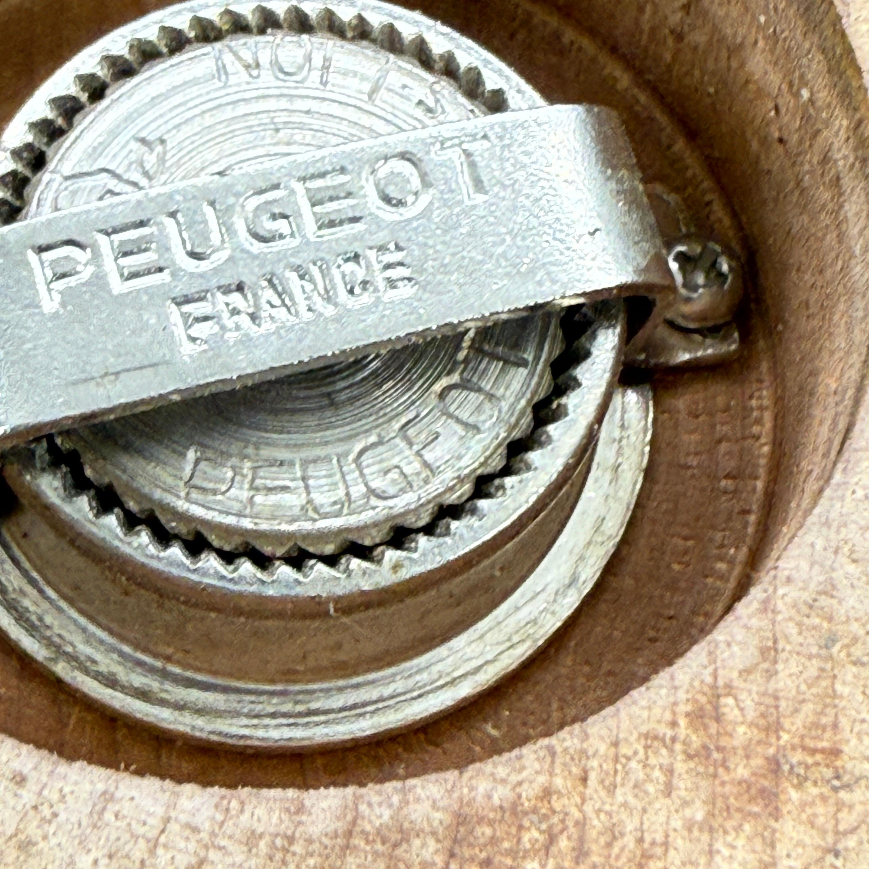 Magnum arancione sovradimensionato francese Peugeot Sale Pepe Macinino Vintage in vendita 3