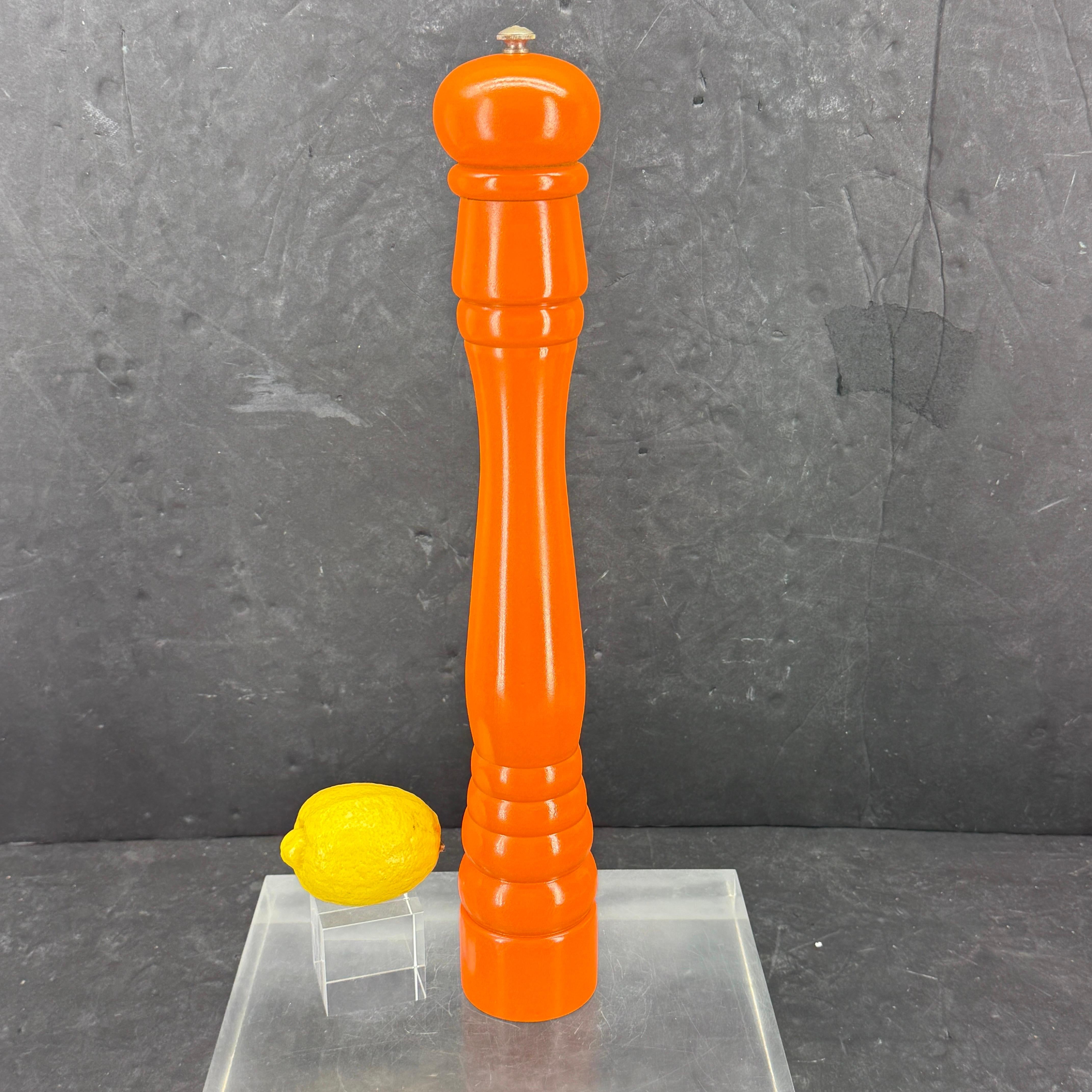 Impressionante macina sale o pepe alto in legno in un colore arancione che ci piace chiamare arancione Hermes. Questo macinapepe è stato recentemente dipinto in modo professionale e personalizzato per renderlo un punto focale unico nel suo