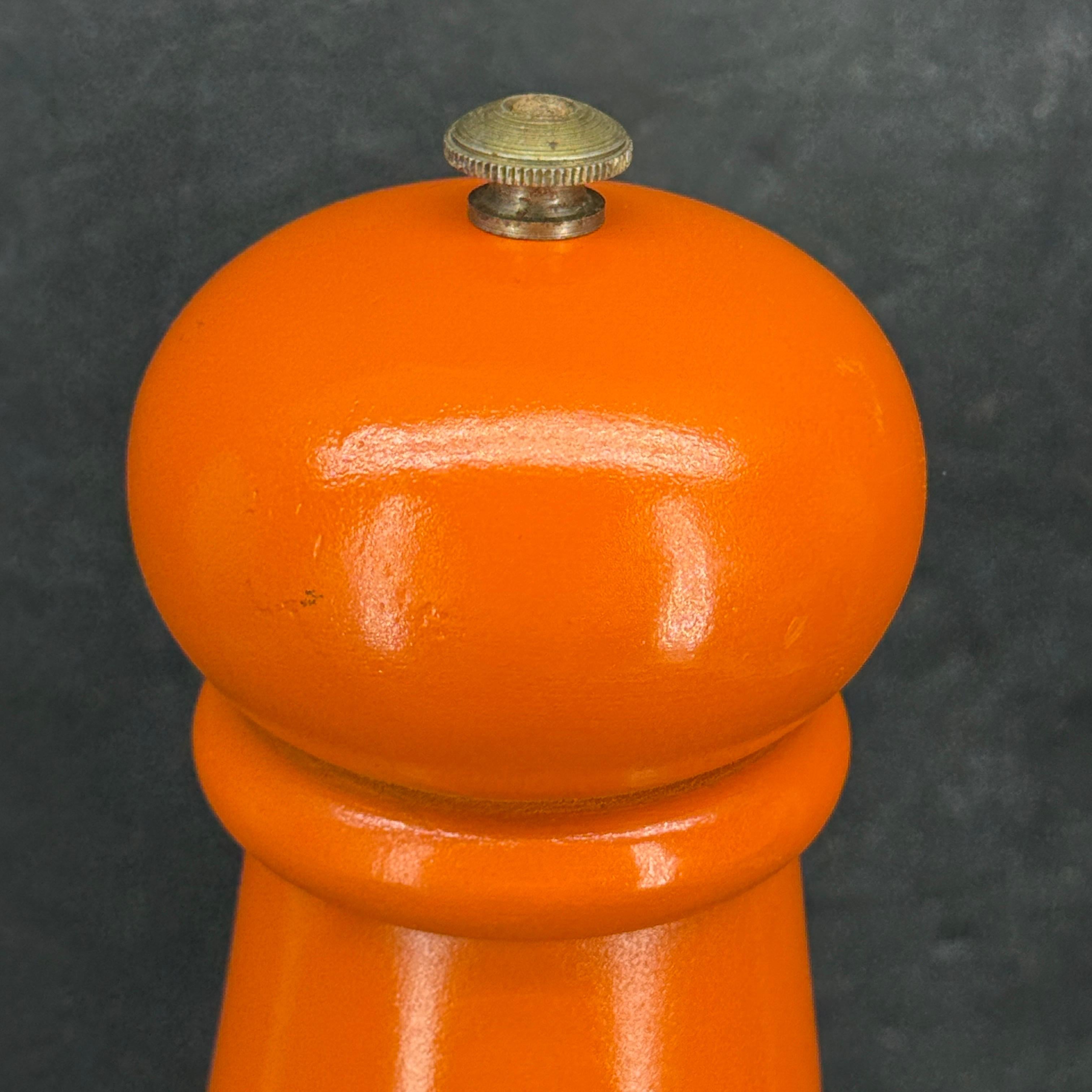 XX secolo Magnum arancione sovradimensionato francese Peugeot Sale Pepe Macinino Vintage in vendita