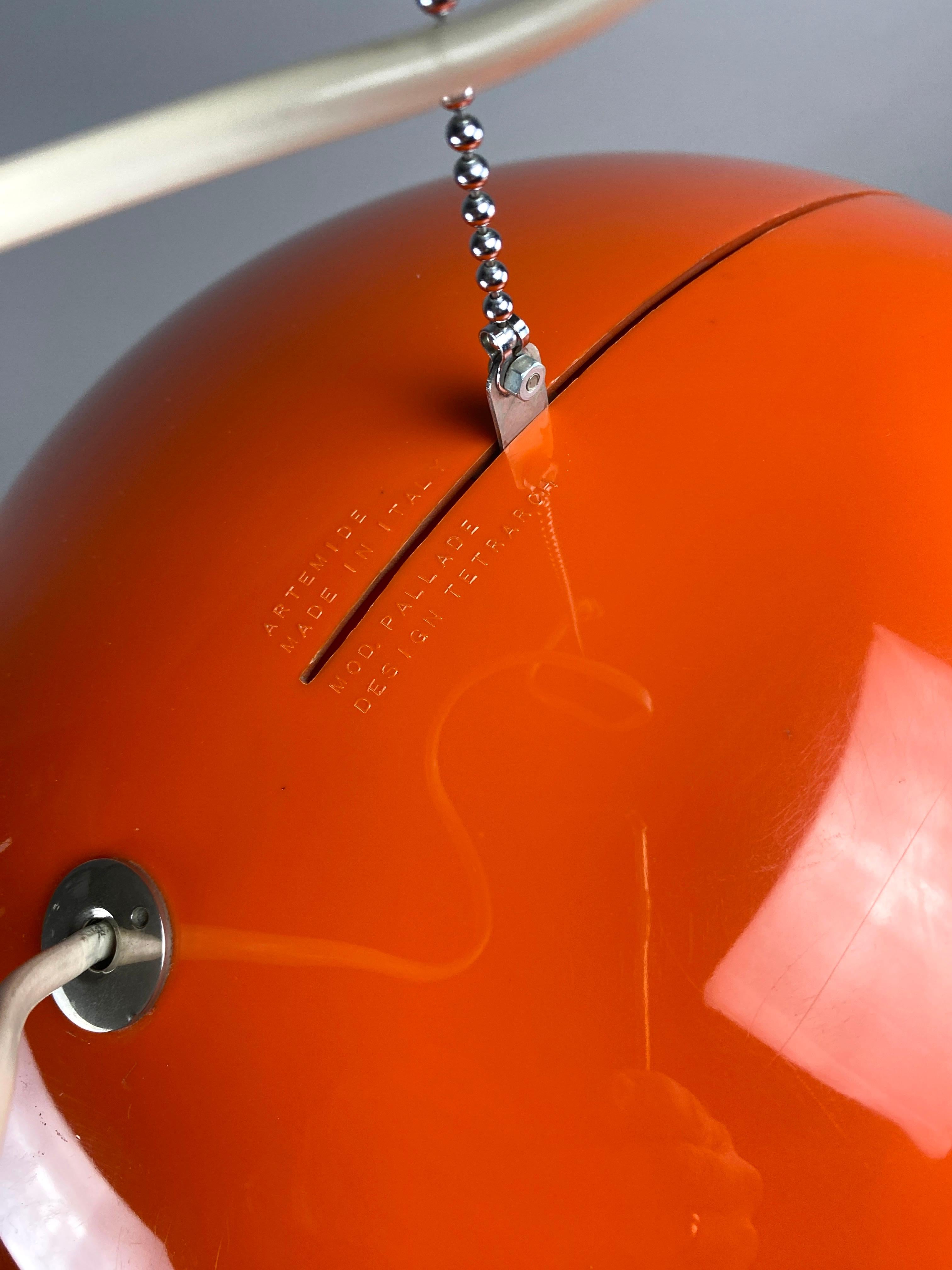 italien Lampe à suspension Pallade orange d'Artemide 1968 en vente