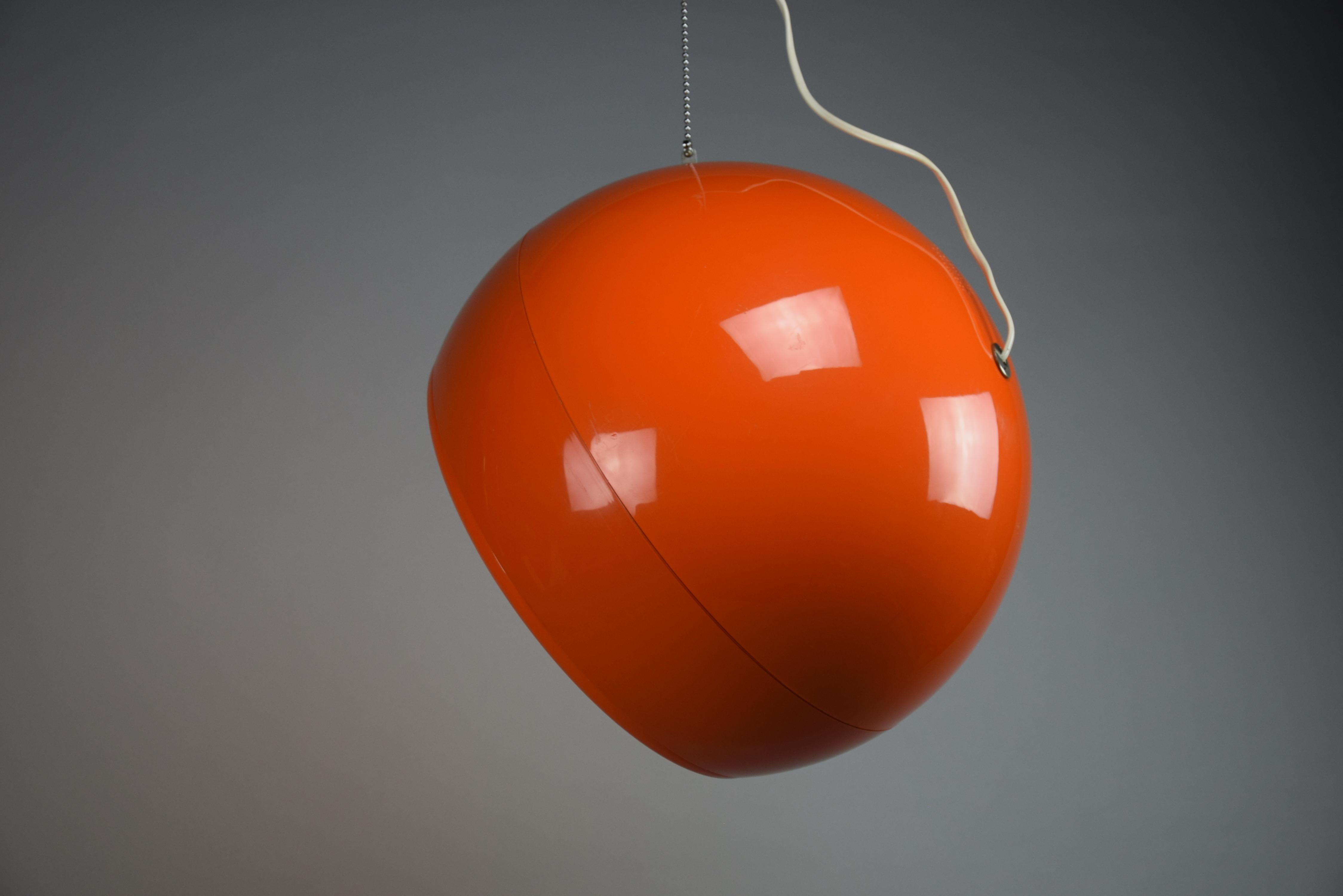 20ième siècle Lampe à suspension Pallade orange d'Artemide 1968 en vente