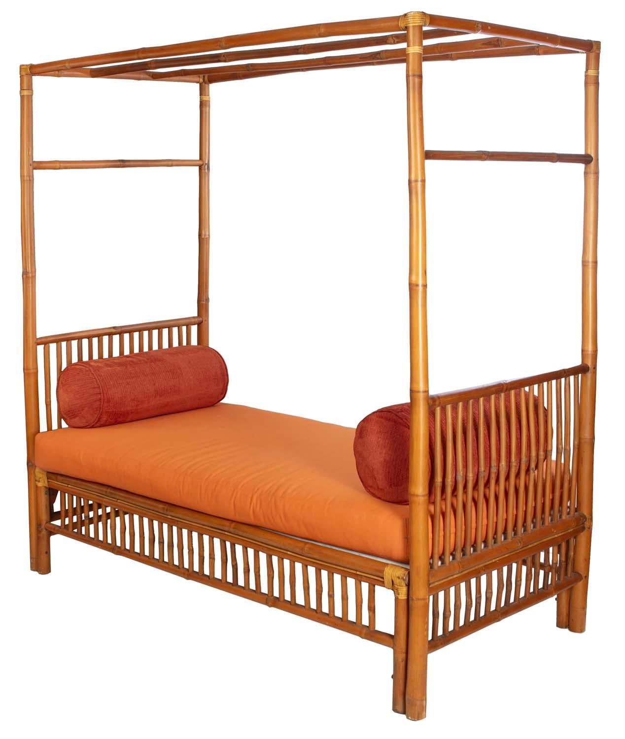 Ce lit de jour à baldaquin, à la fois insolite et pratique, s'adapte aux espaces restreints d'une chambre d'amis ou d'un studio de yoga ! Suspendez vos tissus exotiques pour préserver votre intimité à l'heure de la sieste ! 
L'orange est la couleur