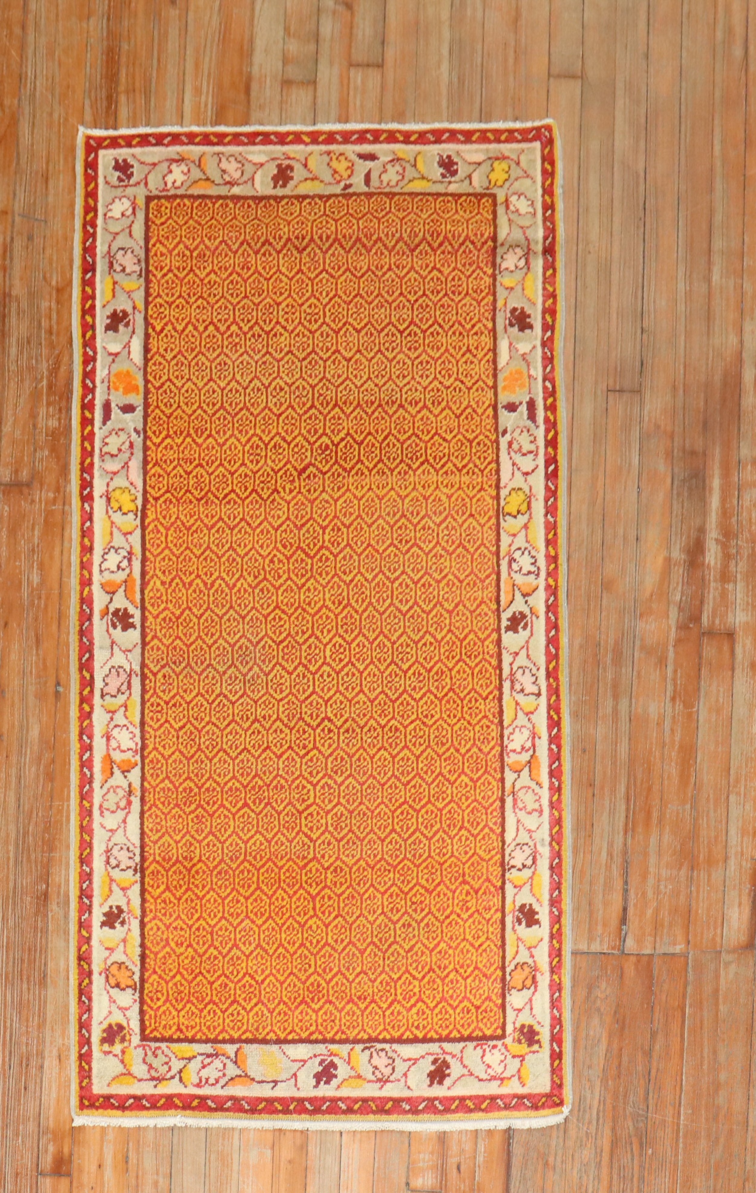 Türkischer anatolischer Teppich aus der Jahrhundertmitte in Orangenschalenfarbe.