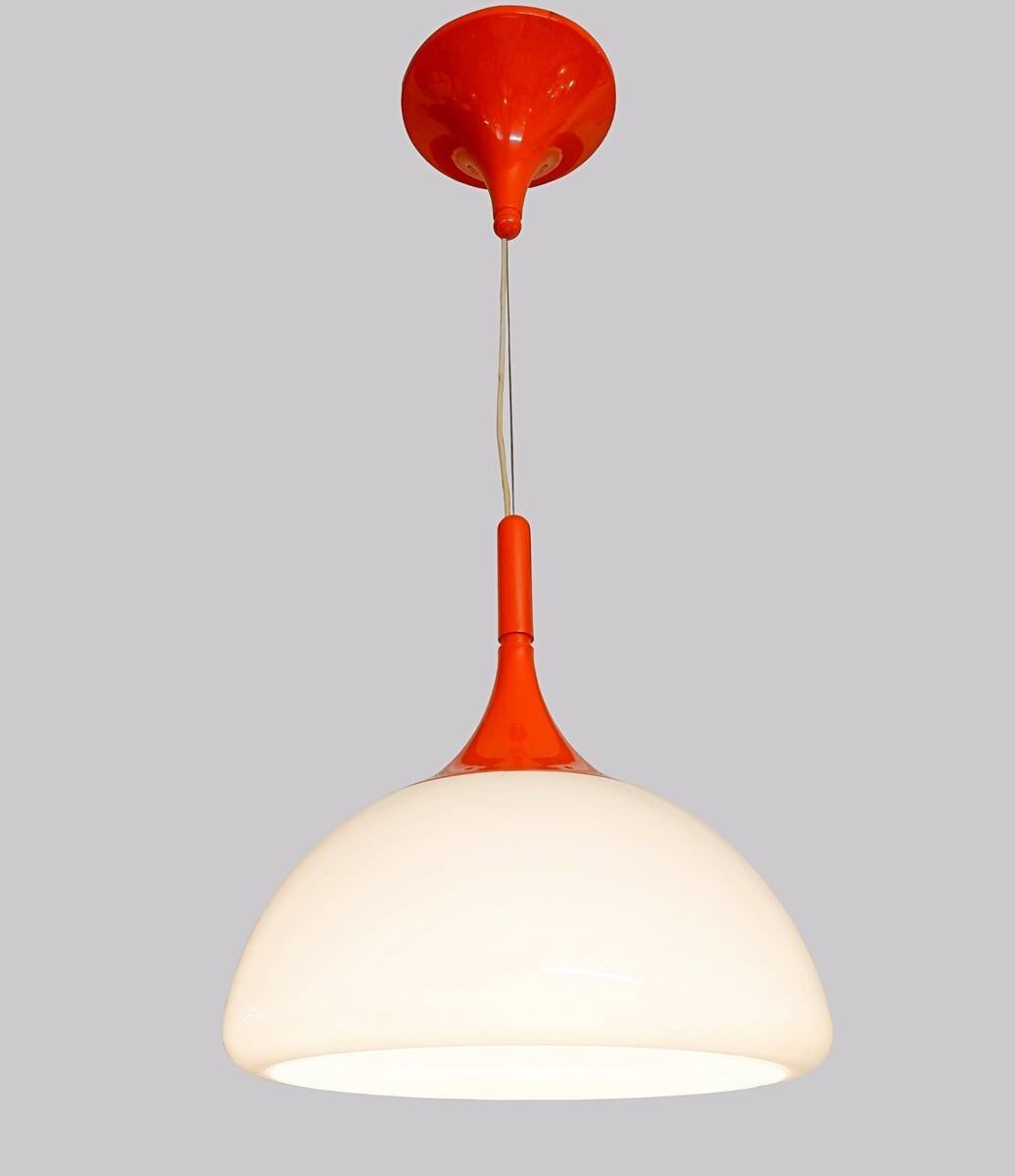 Lampada a sospensione arancione di Elio Martinelli per Martinelli Luce anni '1970
Altezza variabile
Usura coerente con l'età e l'uso
Perdite minori / See One 