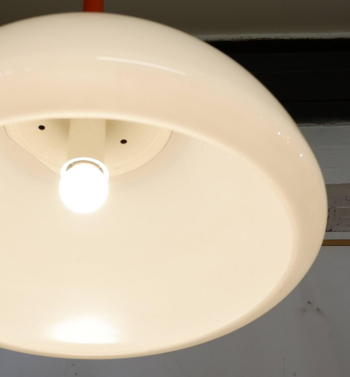 Italiano Lampada a sospensione arancione di Elio Martinelli per Martinelli Luce anni '1970 in vendita