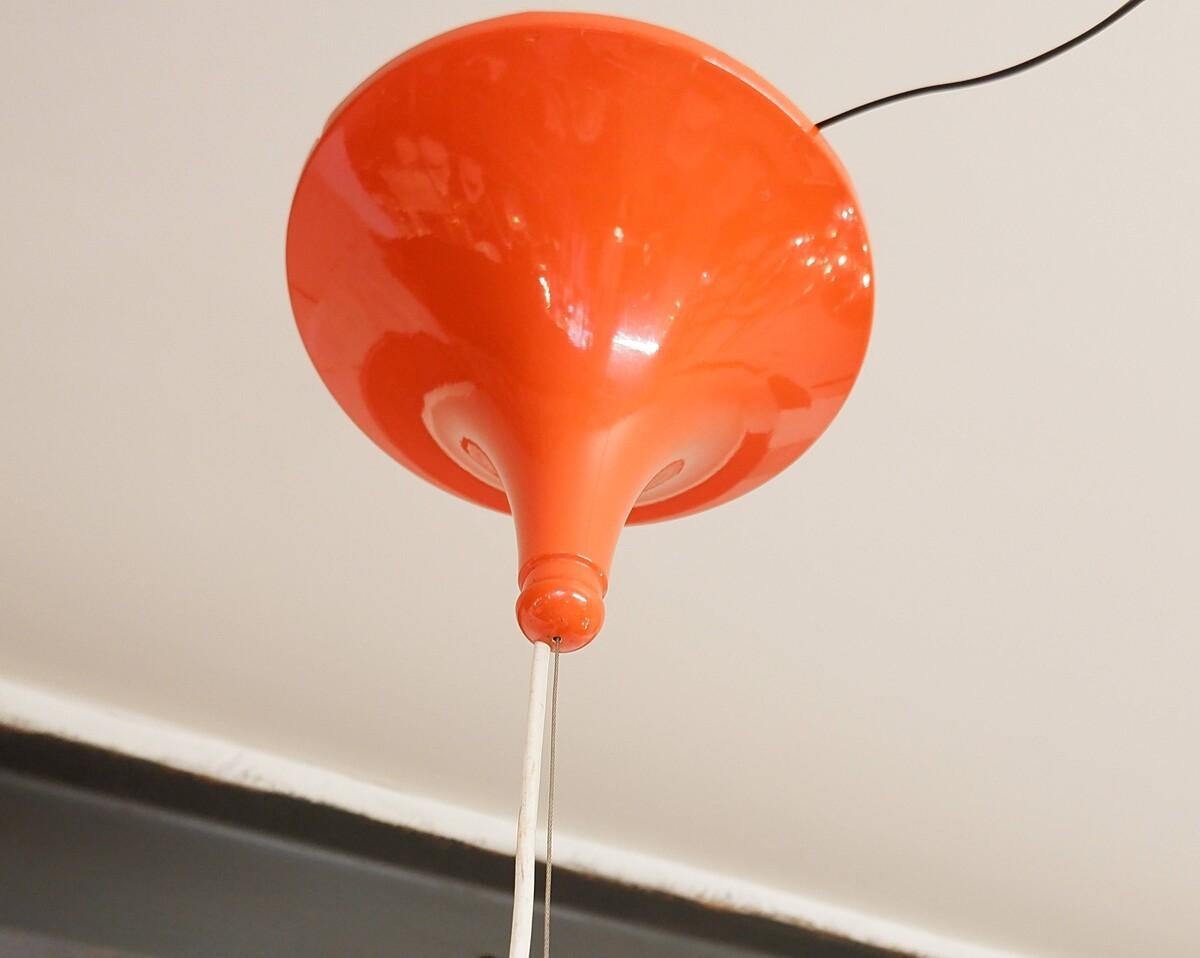XX secolo Lampada a sospensione arancione di Elio Martinelli per Martinelli Luce anni '1970 in vendita
